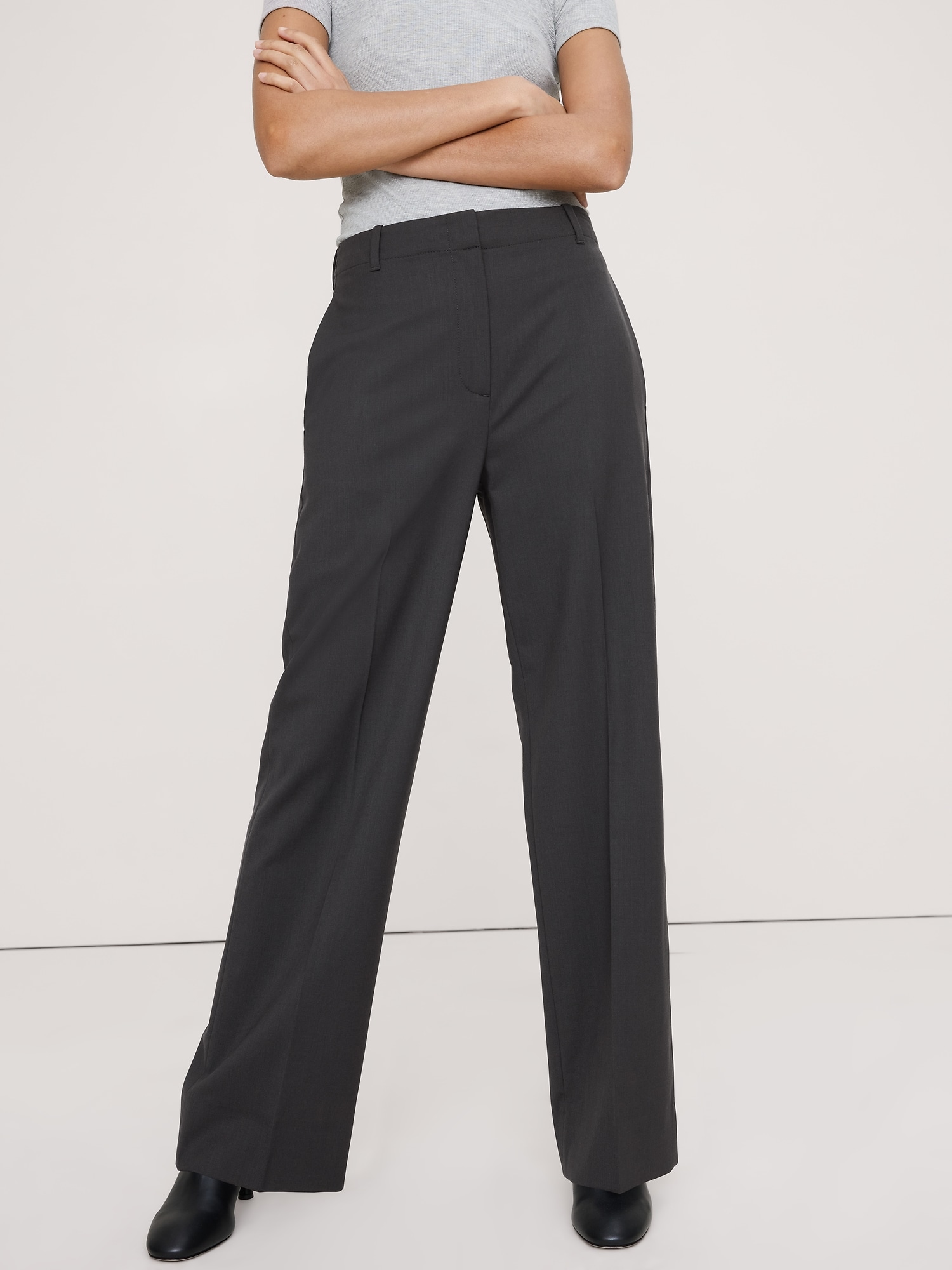 L'image numéro 4 présente Pantalon droit moderne à taille haute en laine italienne
