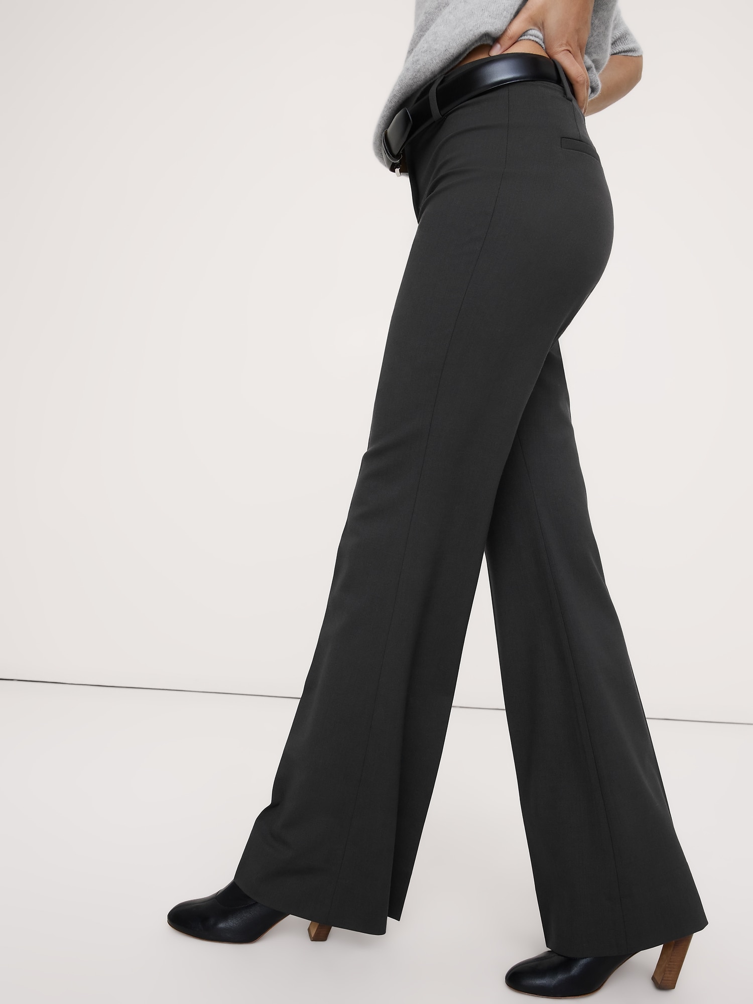 L'image numéro 4 présente Pantalon évasé à taille haute en laine italienne