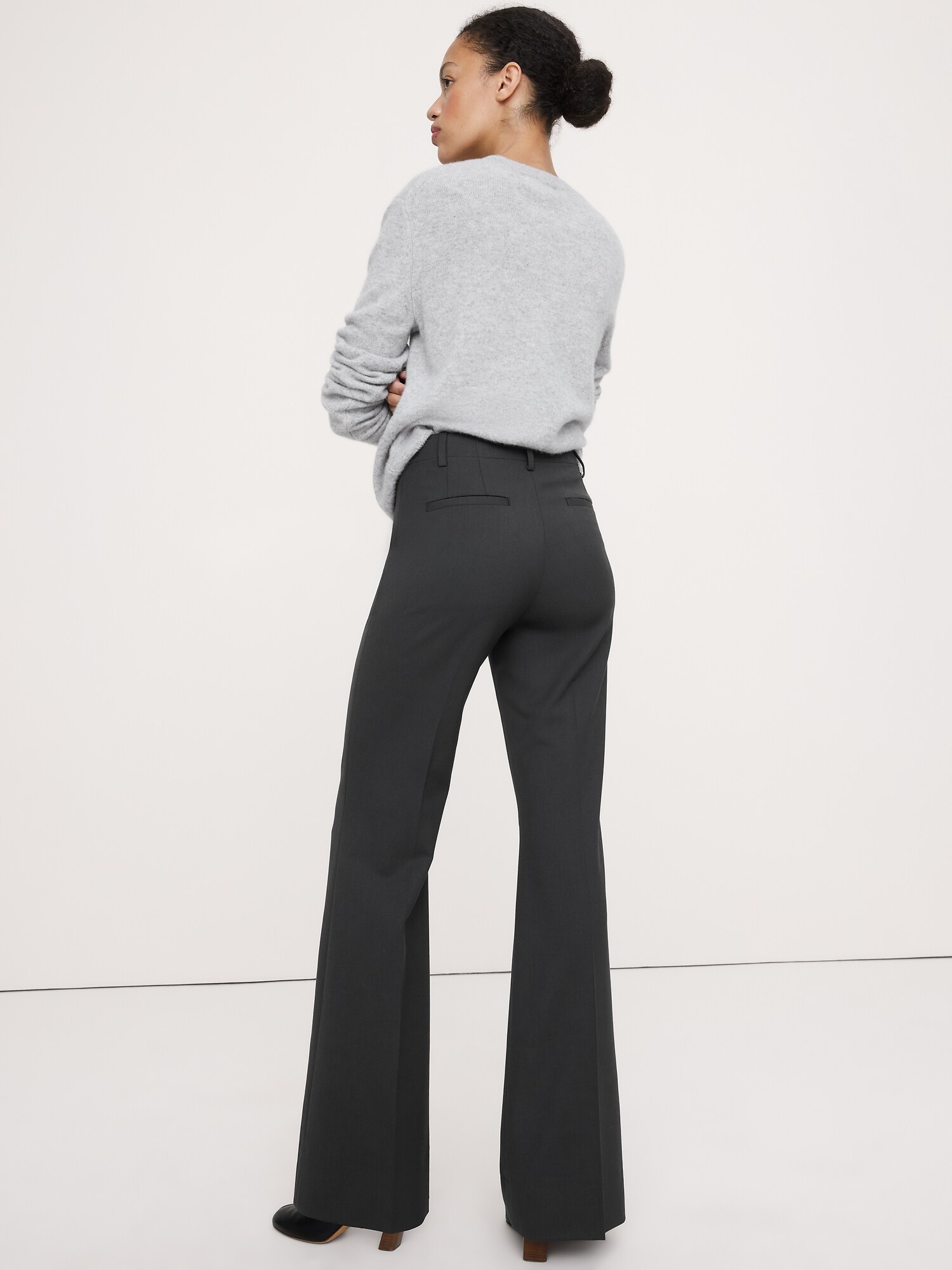 L'image numéro 3 présente Pantalon évasé à taille haute en laine italienne