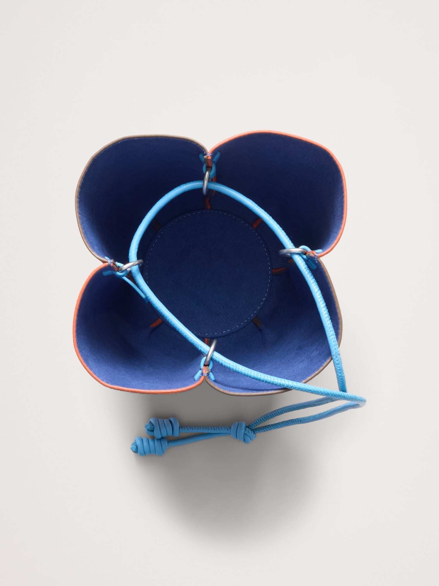 L'image numéro 5 présente Sac tulipe en suède à couleurs contrastantes