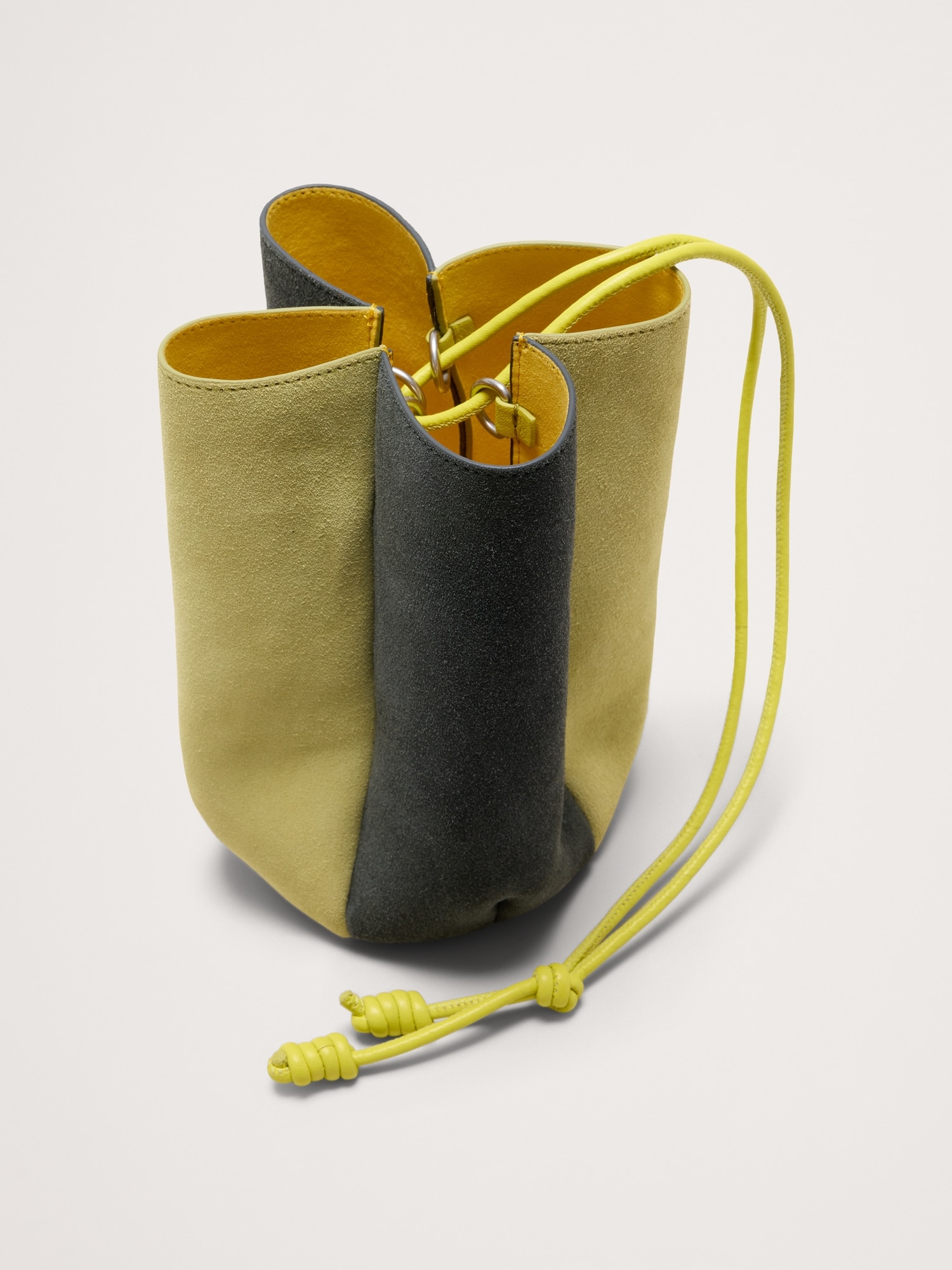 L'image numéro 6 présente Sac tulipe en suède à couleurs contrastantes