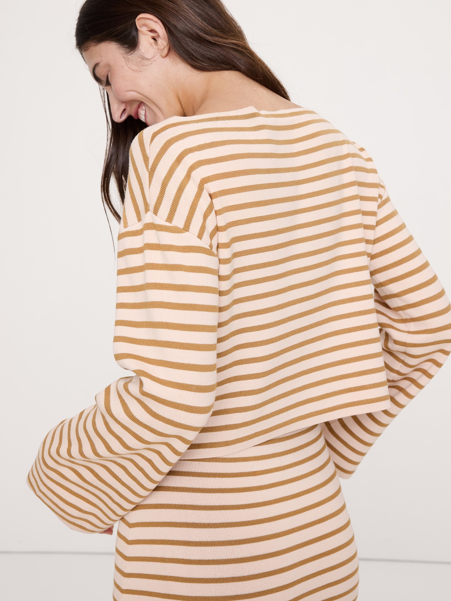 L'image numéro 2 présente Haut effet sculptant à manches évasées