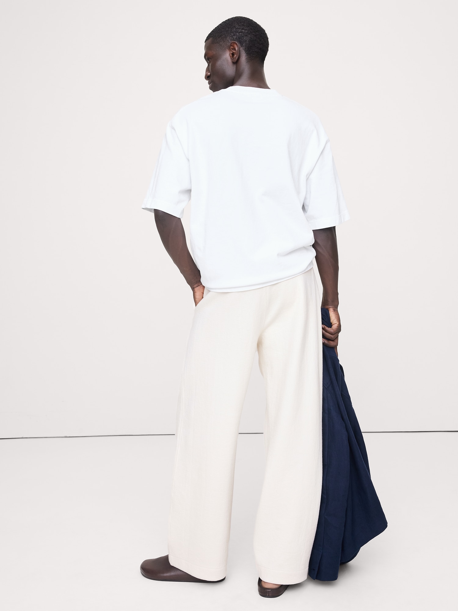 L'image numéro 2 présente Pantalon plissé à taille extensible en laine et coton crêpe