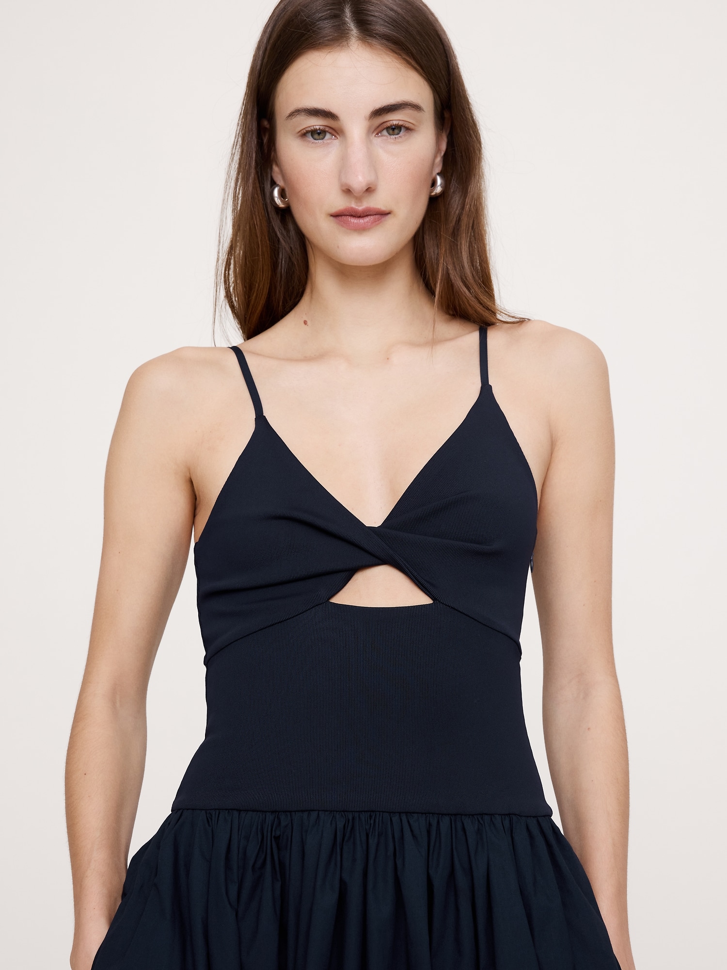 L'image numéro 4 présente Robe longue à devant torsadé en tricot de jersey et popeline