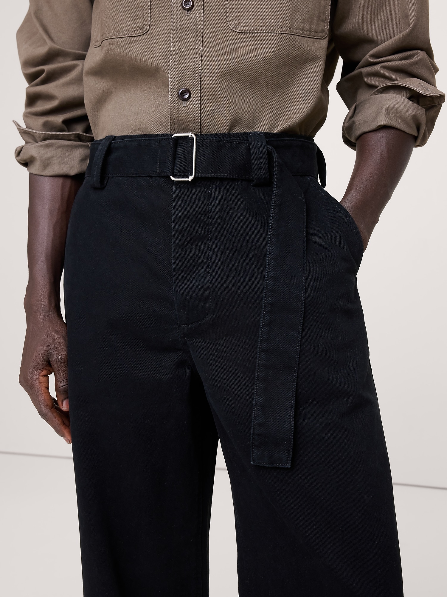 L'image numéro 3 présente Chino ample avec ceinture