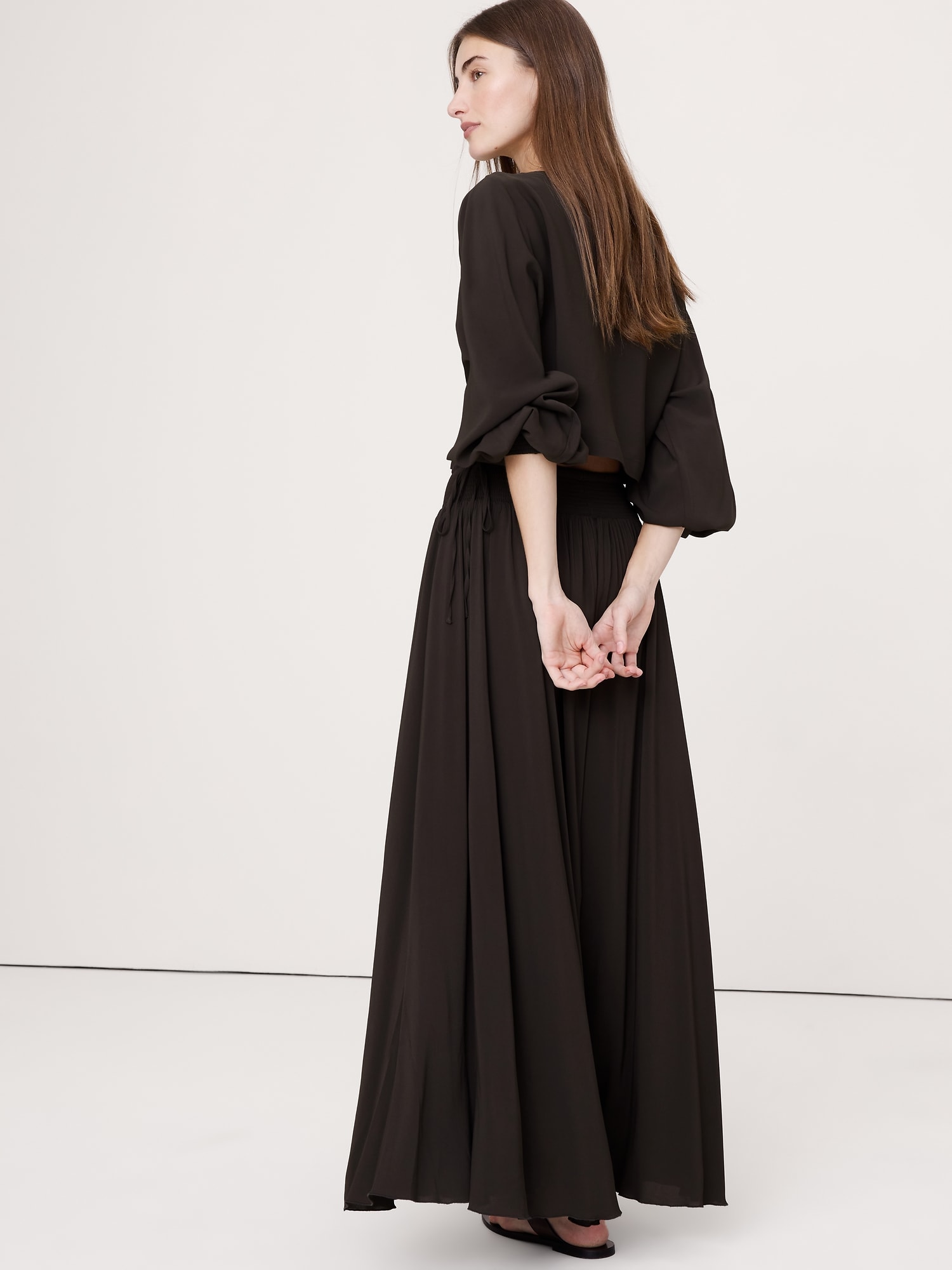 L'image numéro 3 présente Jupe longue en crêpe georgette à smocks