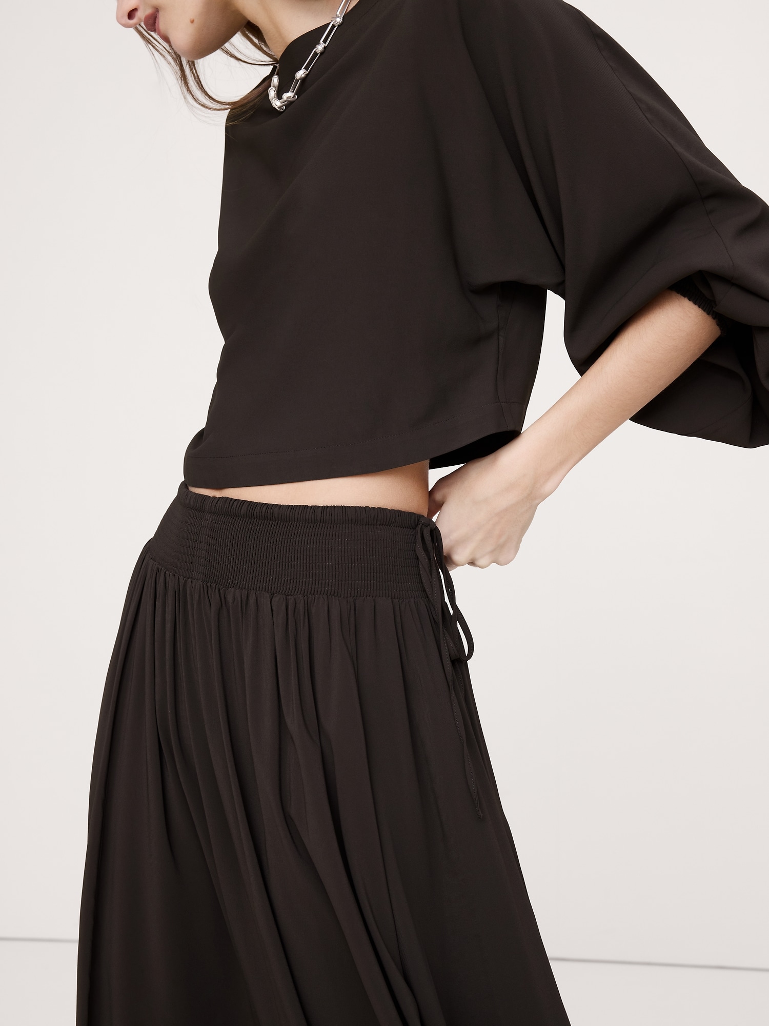 L'image numéro 4 présente Jupe longue en crêpe georgette à smocks