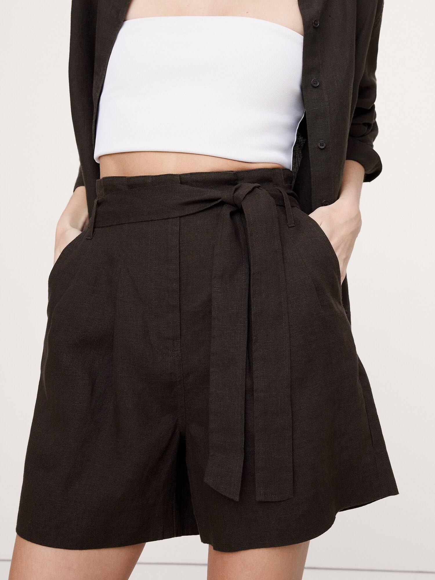 L'image numéro 3 présente Short à taille accordéon en lin de 12,5 cm