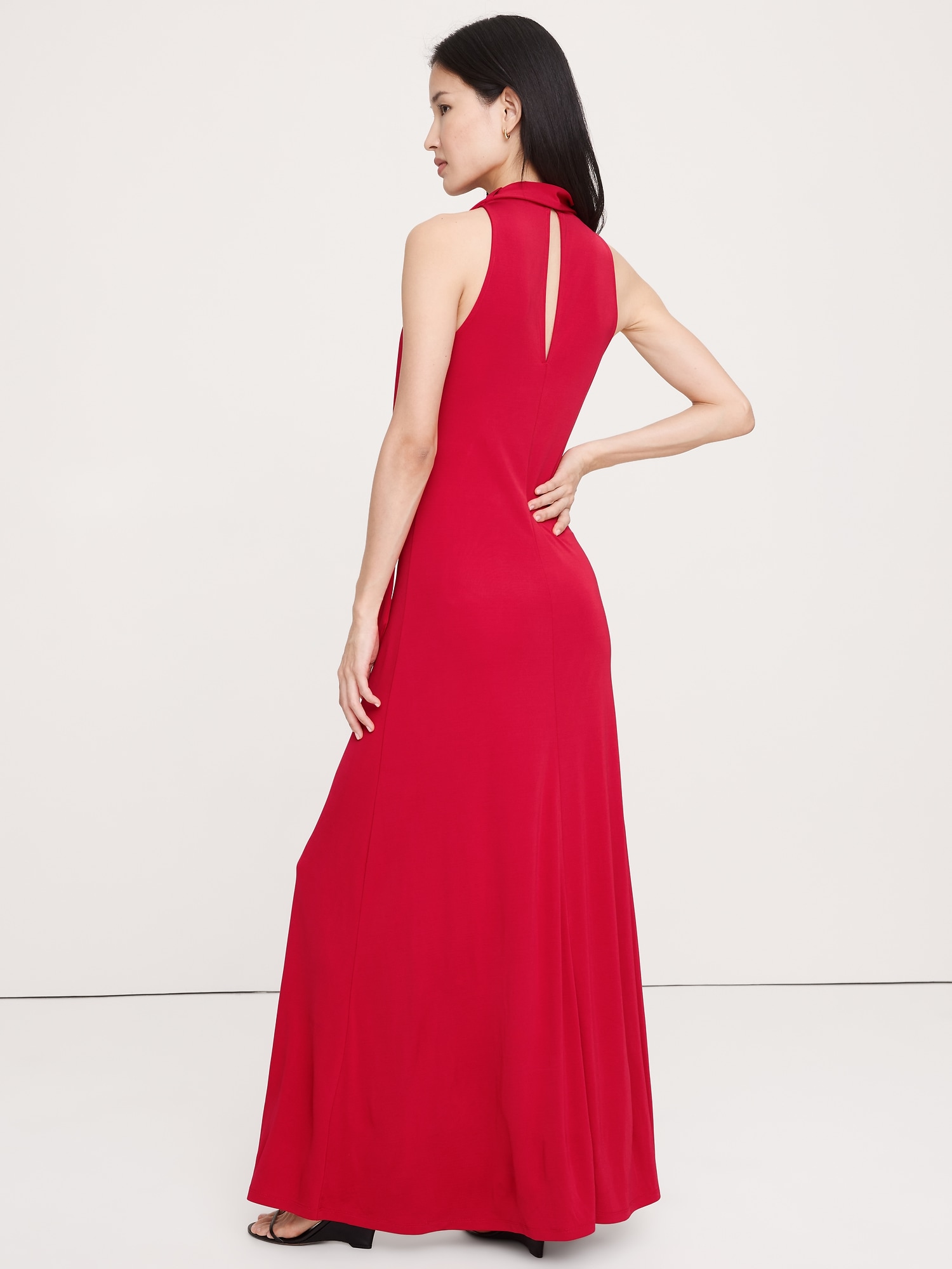 L'image numéro 5 présente Robe longue à col cagoule en jersey mat