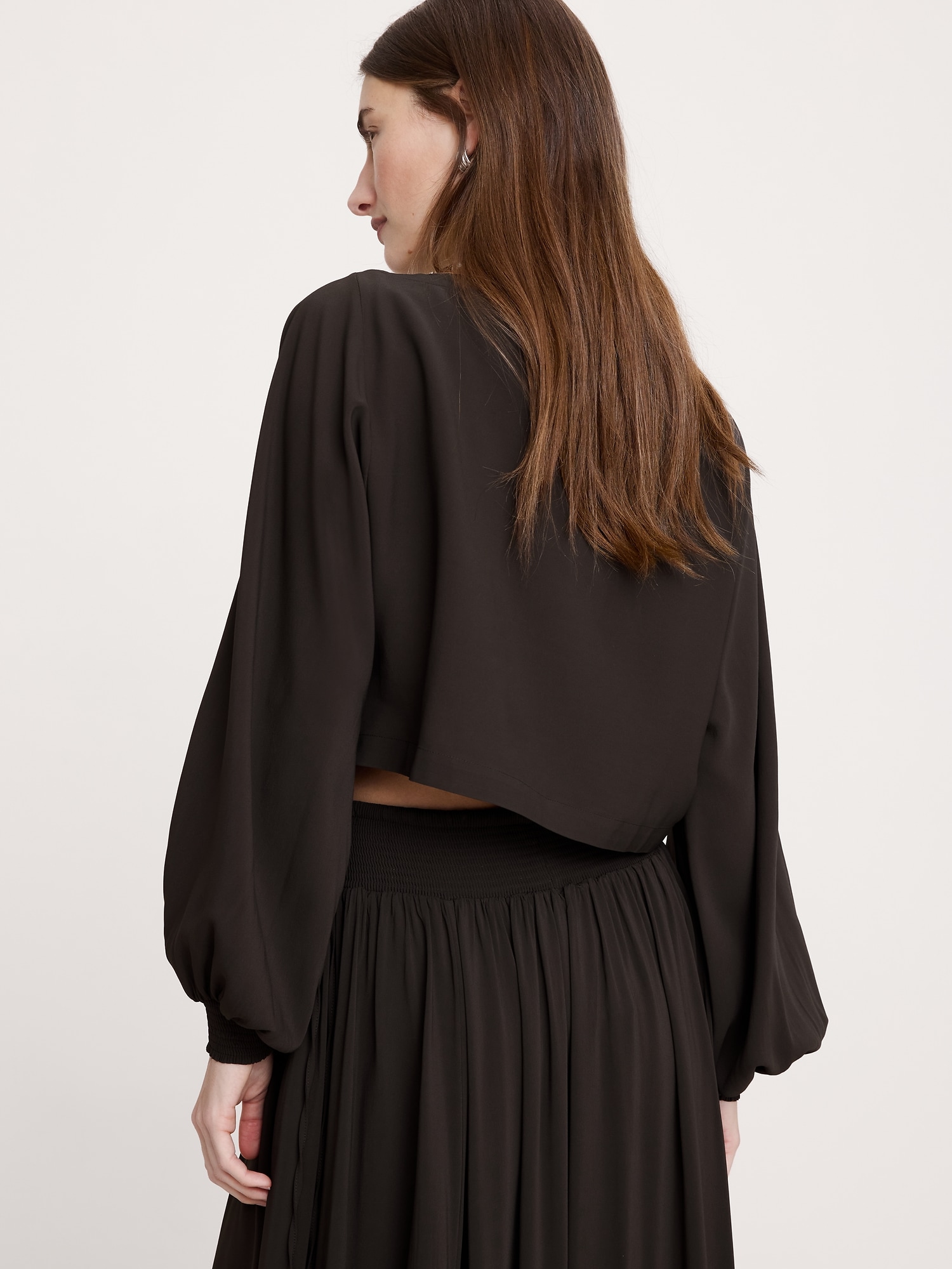 L'image numéro 4 présente Haut à encolure bateau en crêpe georgette à smocks