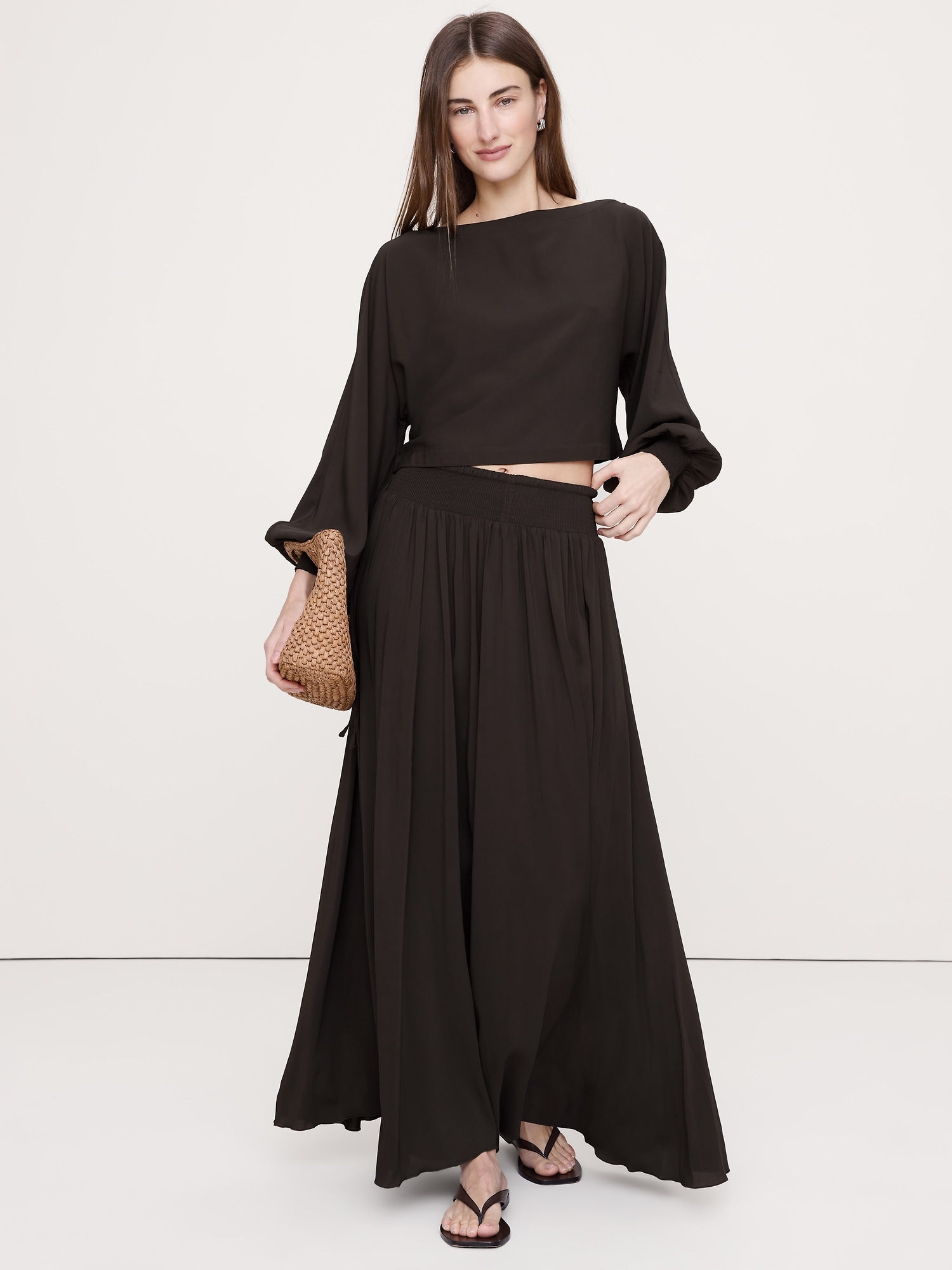 L'image numéro 5 présente Haut à encolure bateau en crêpe georgette à smocks