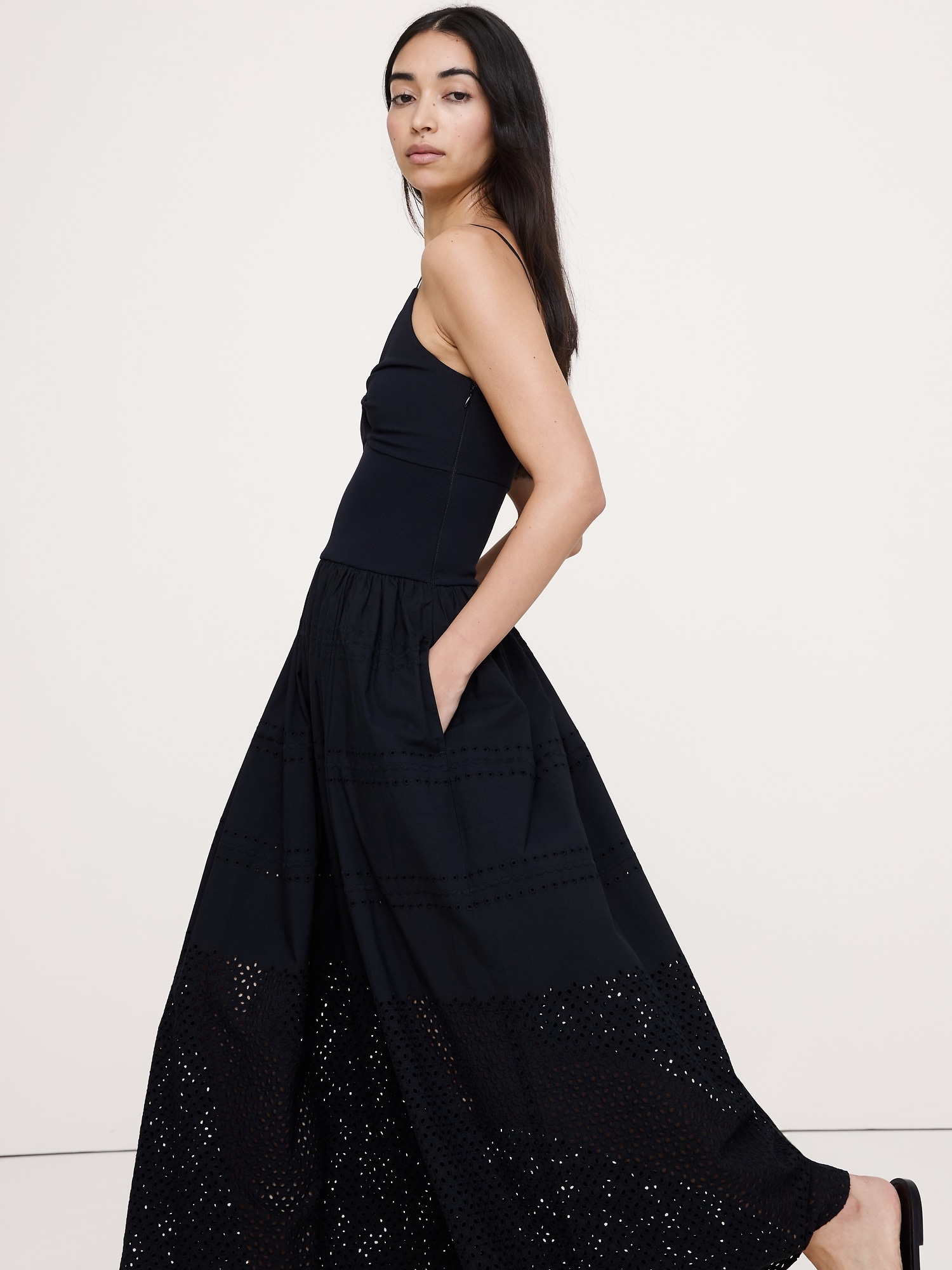 L'image numéro 6 présente Robe longue à devant torsadé en tricot de jersey et popeline