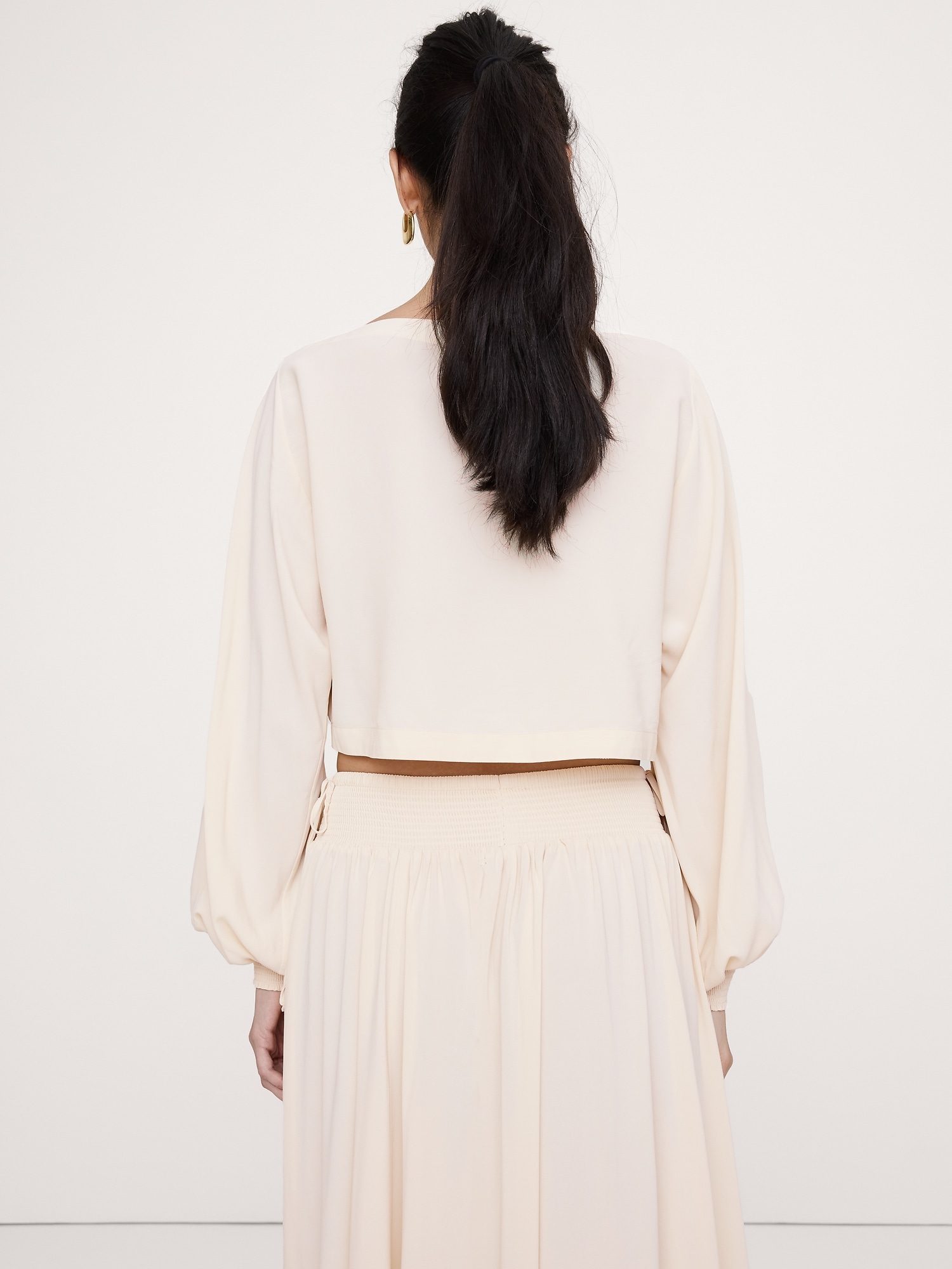 L'image numéro 2 présente Haut à encolure bateau en crêpe georgette à smocks