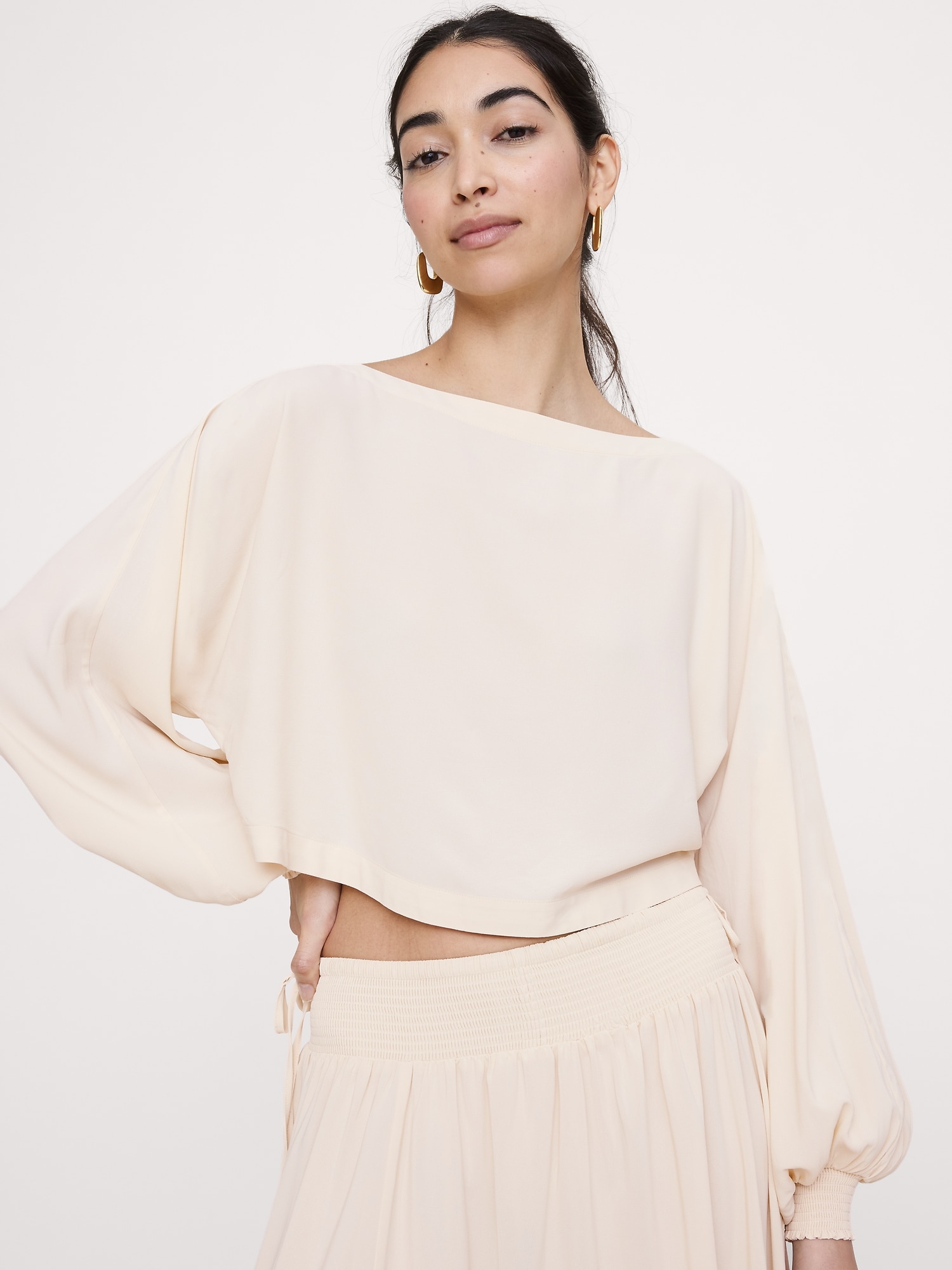 L'image numéro 3 présente Haut à encolure bateau en crêpe georgette à smocks