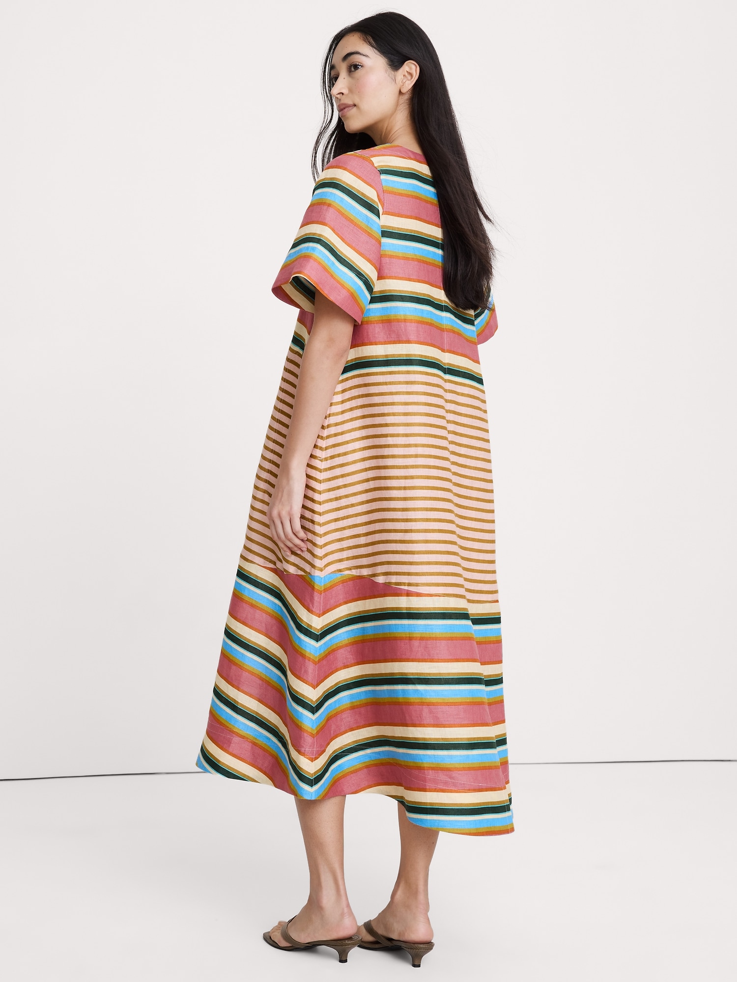 L'image numéro 3 présente Robe trapèze mi-longue en lin