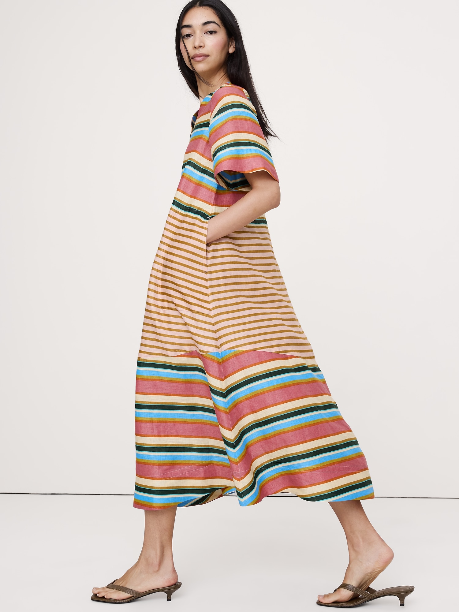 L'image numéro 4 présente Robe trapèze mi-longue en lin