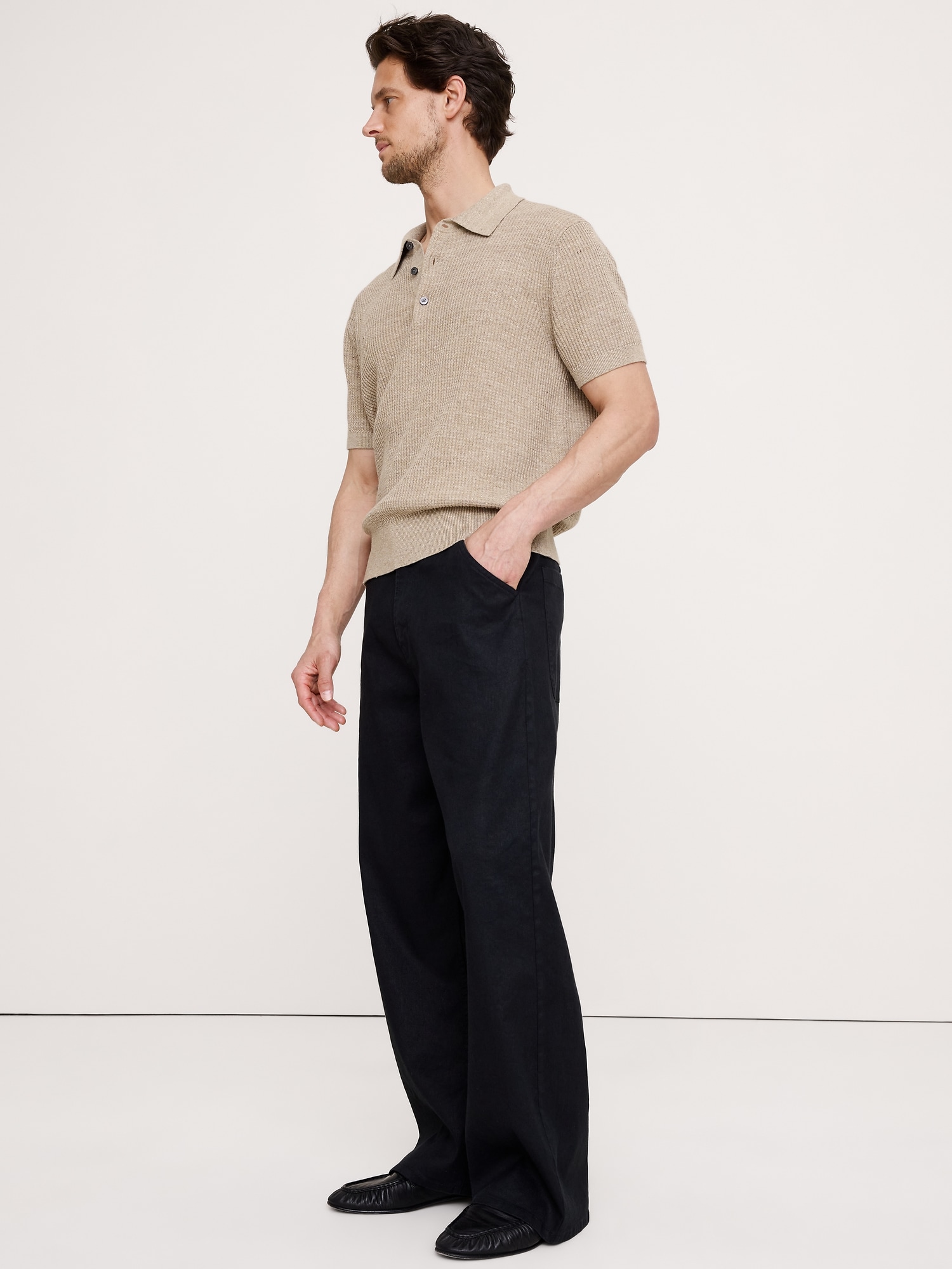 L'image numéro 6 présente Pantalon ample à taille extensible en coton et lin italien