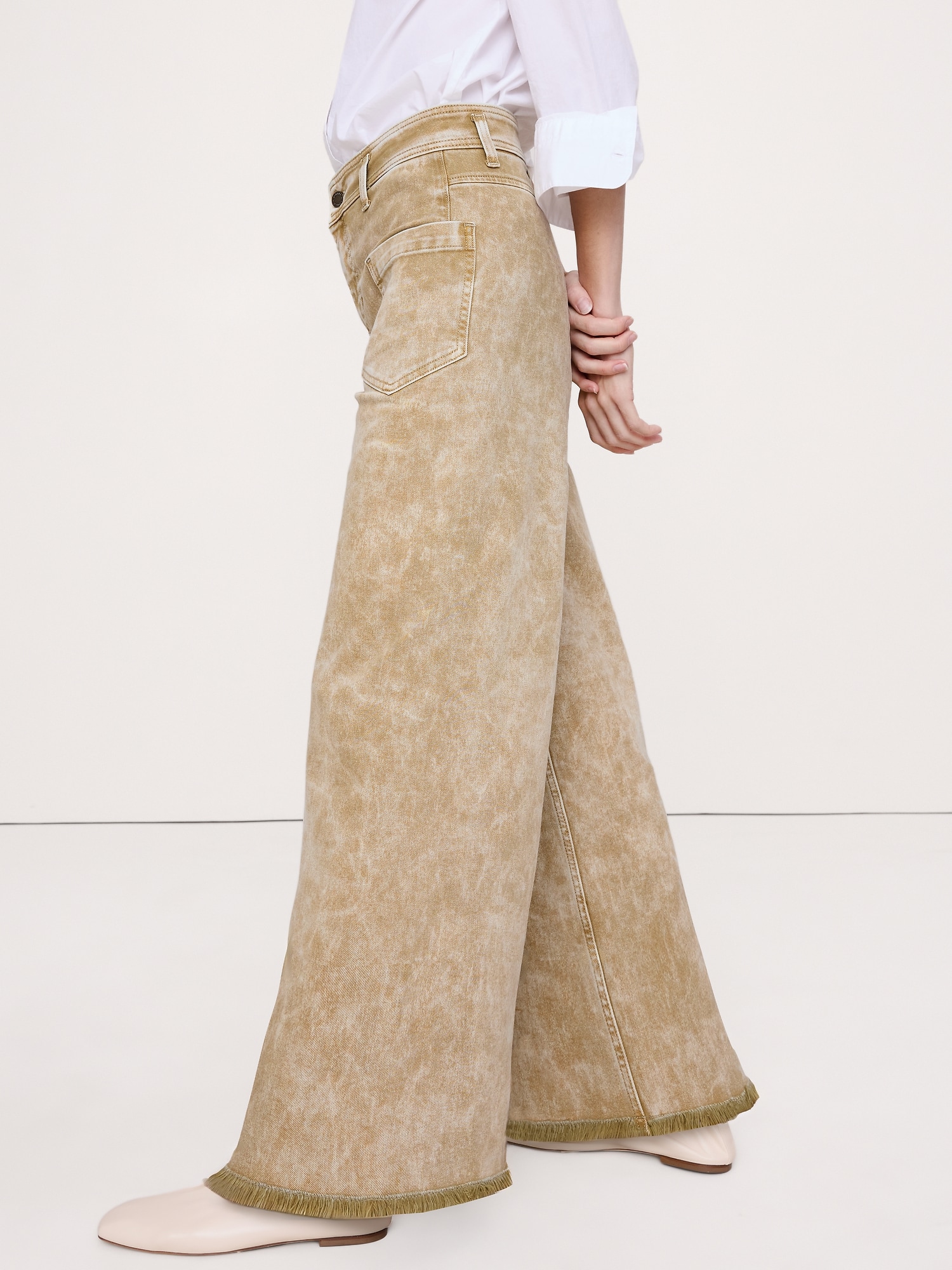 L'image numéro 3 présente Jean à taille haute, jambe large et ourlet brut en tissu effet marbré