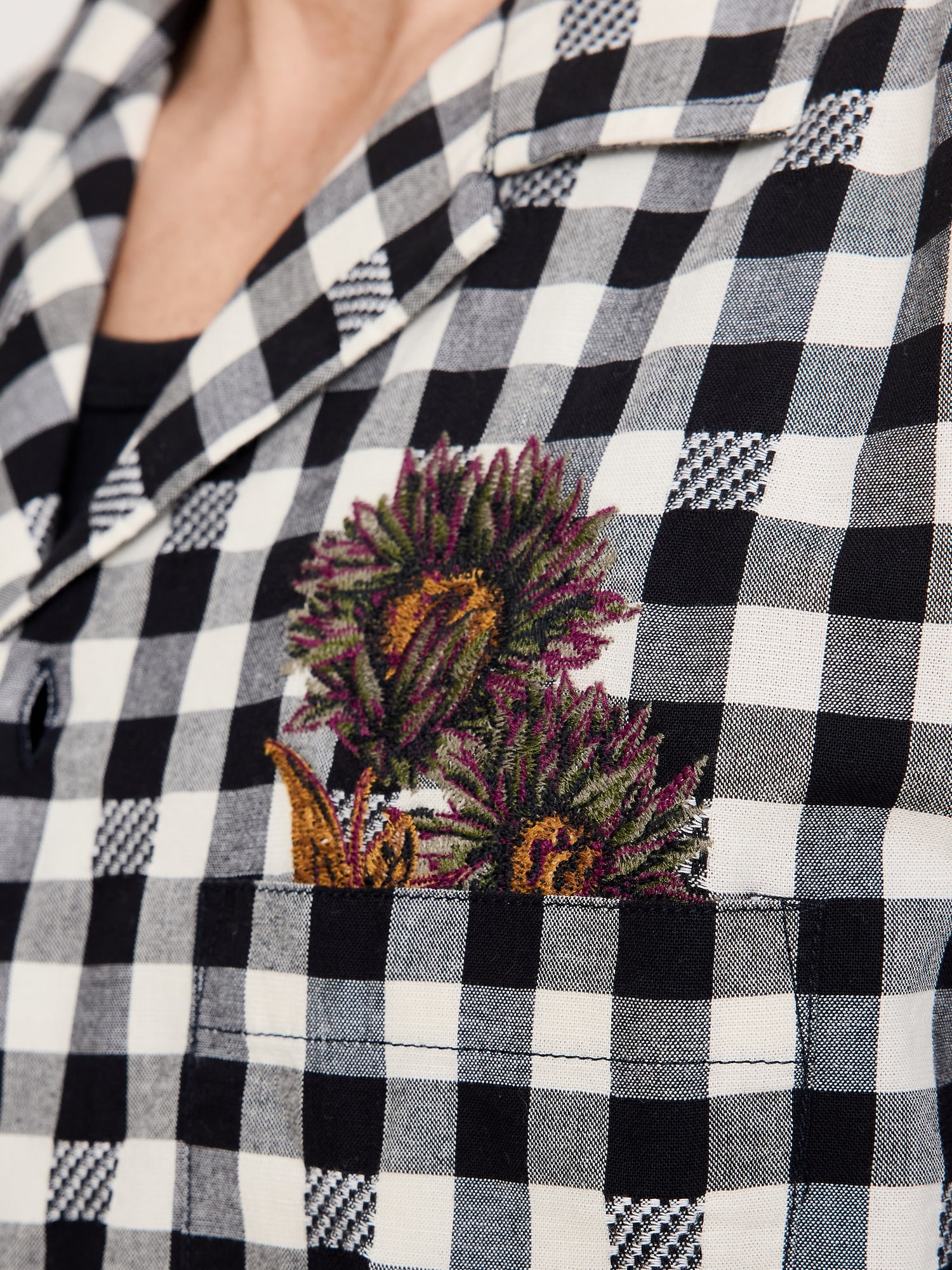 L'image numéro 6 présente Chemise de vacances décontractée en coton brodé