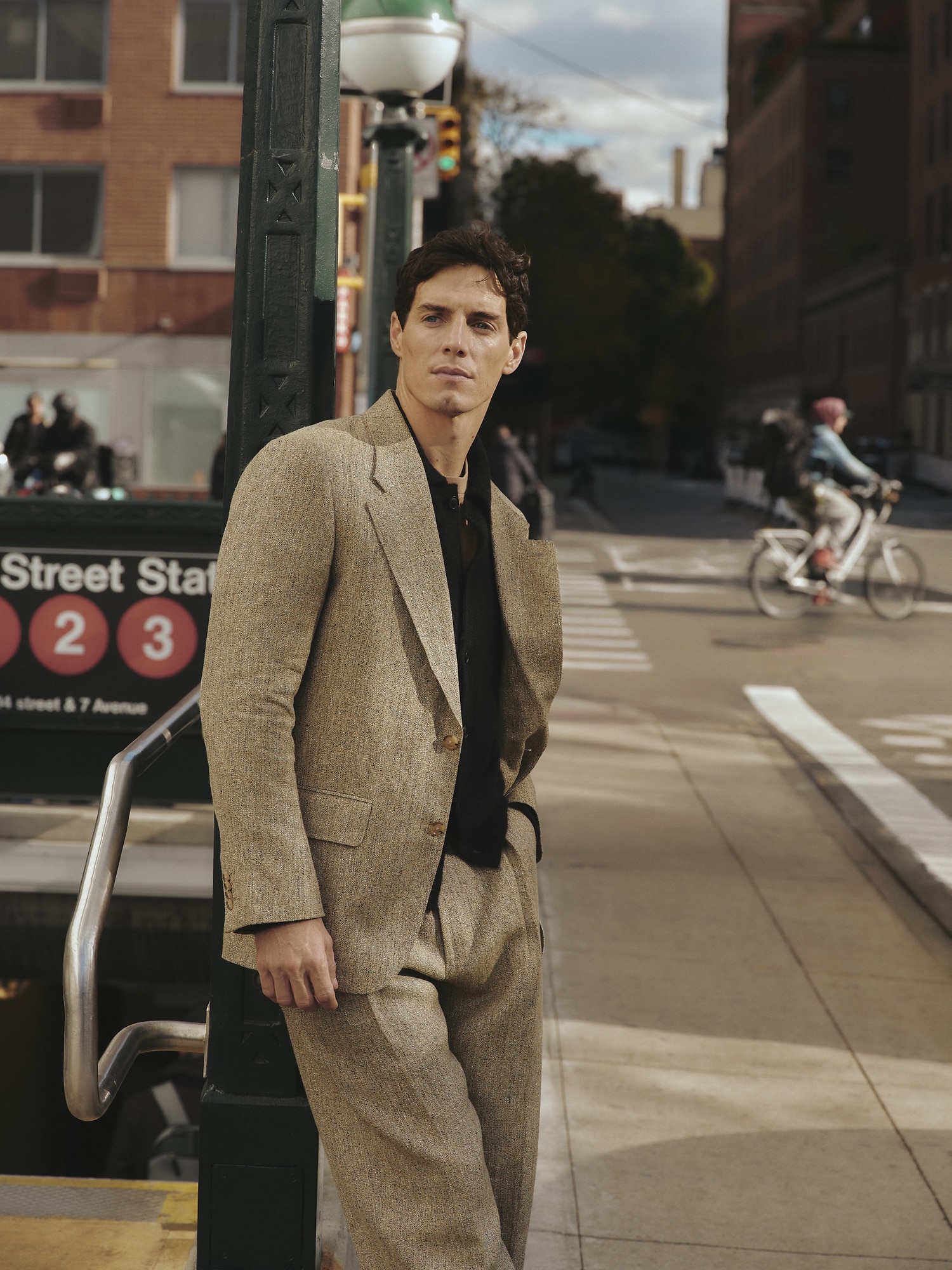 L'image numéro 5 présente Pantalon de complet ample en lin italien