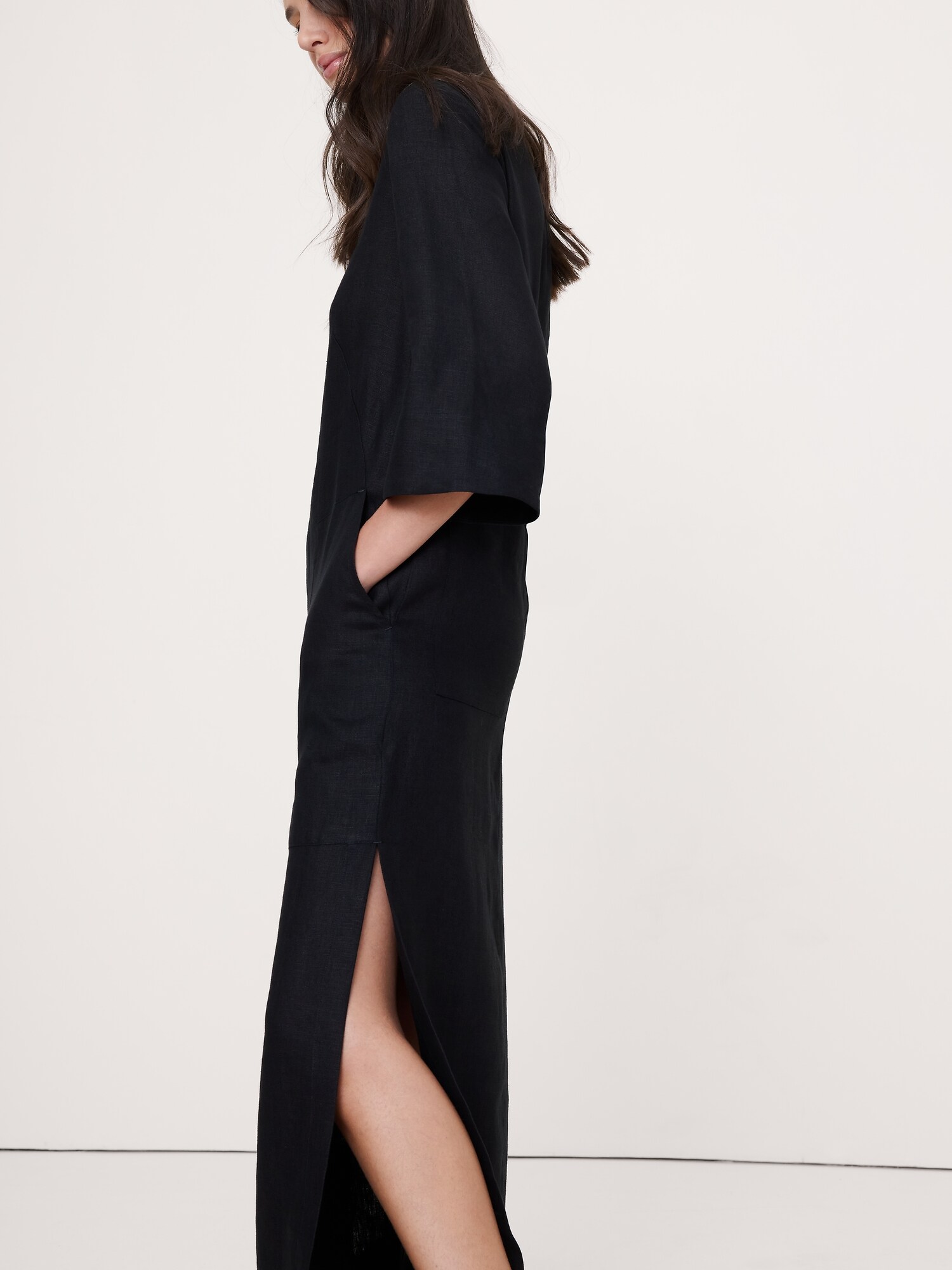 L'image numéro 6 présente Robe longue en lin à encolure dégagée