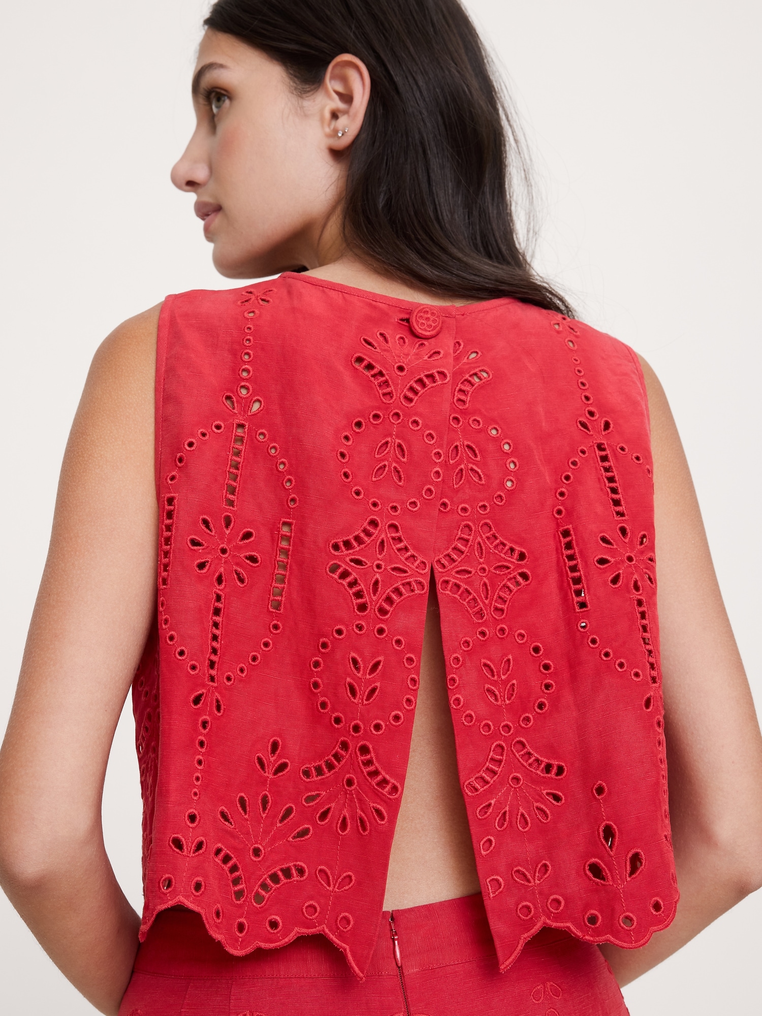 L'image numéro 2 présente Camisole à broderie anglaise en lin TENCEL™