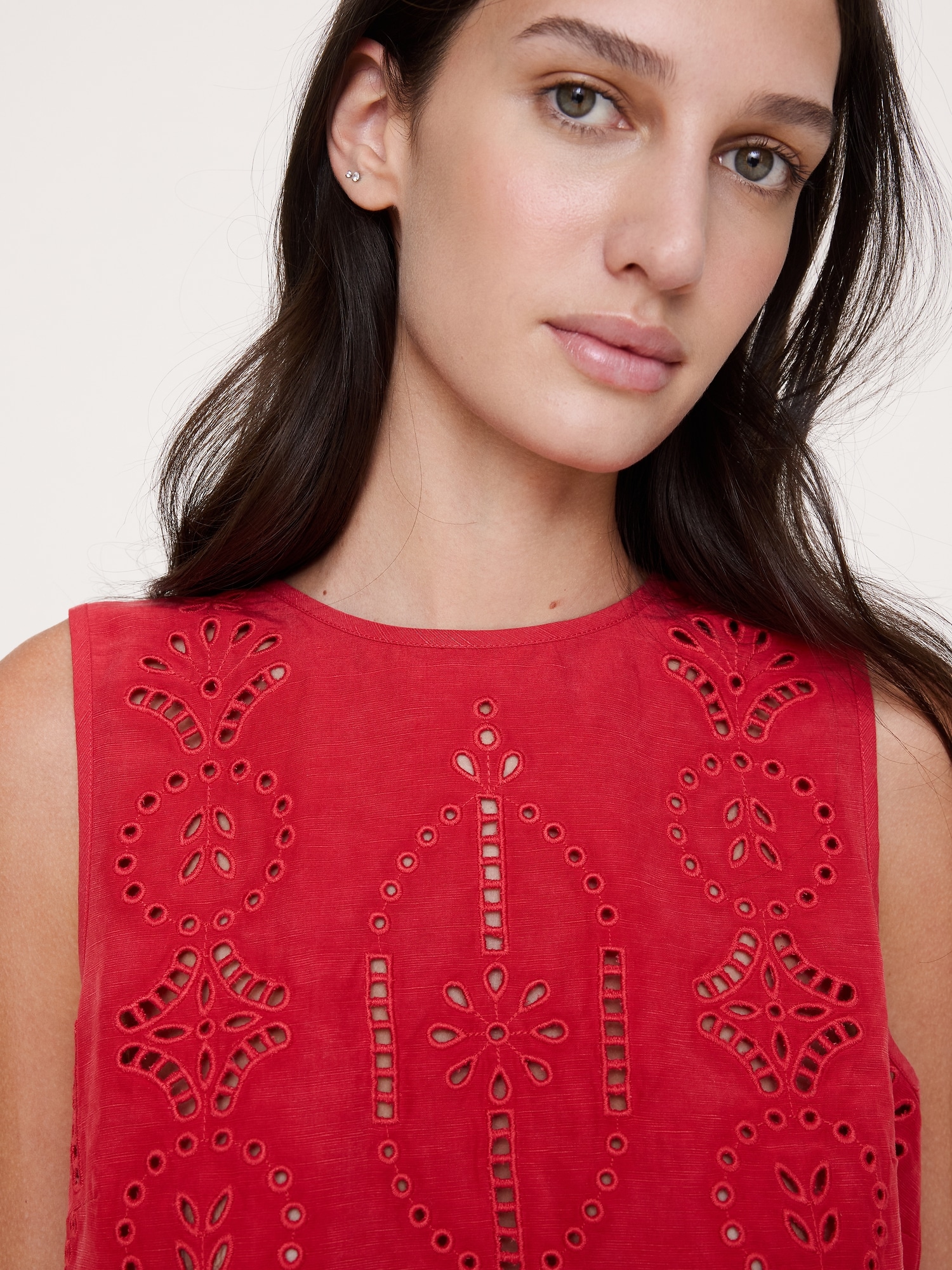 L'image numéro 4 présente Camisole à broderie anglaise en lin TENCEL™