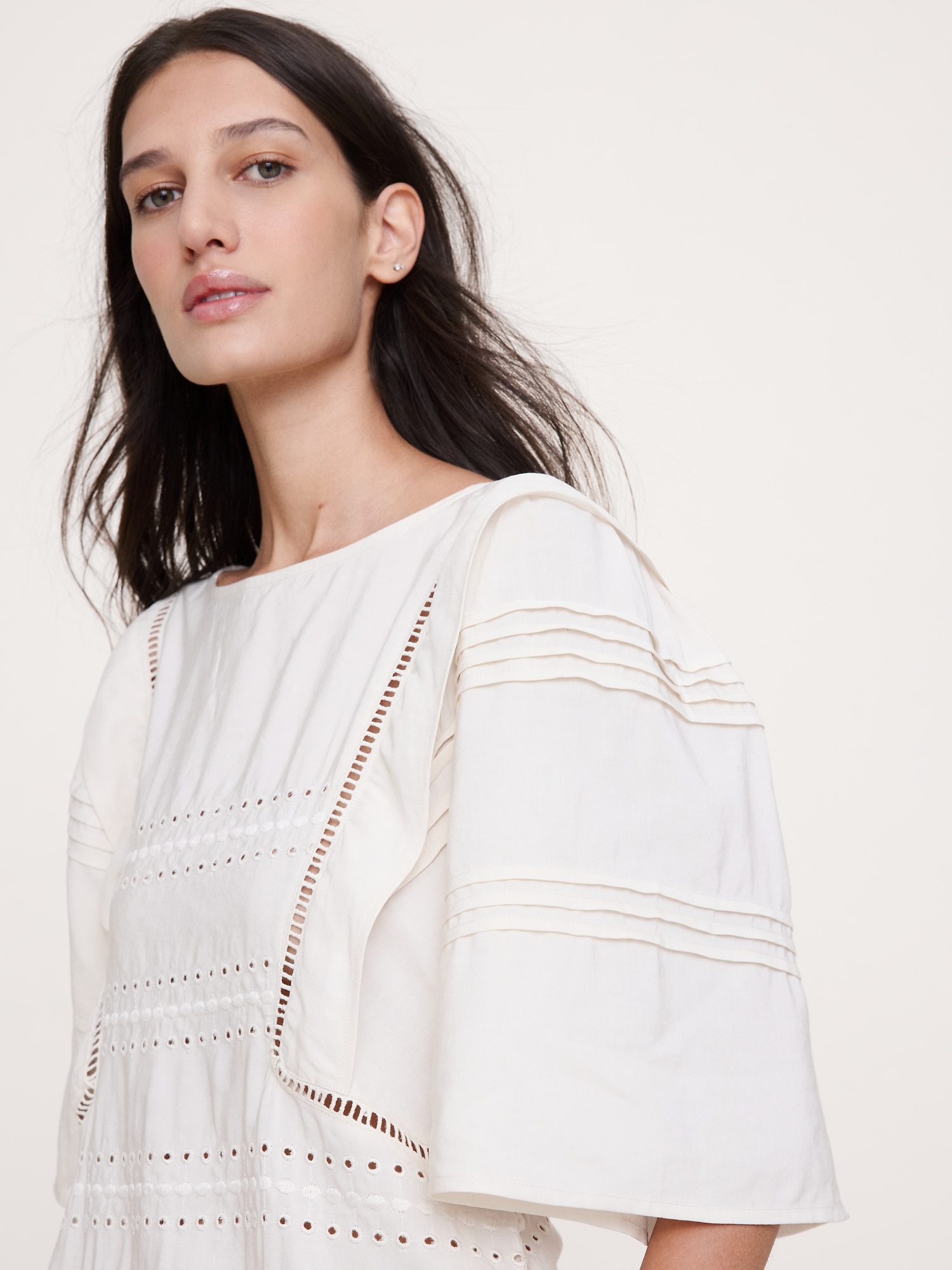 L'image numéro 6 présente Robe courte à broderie anglaise en lin et lyocell Tencel™