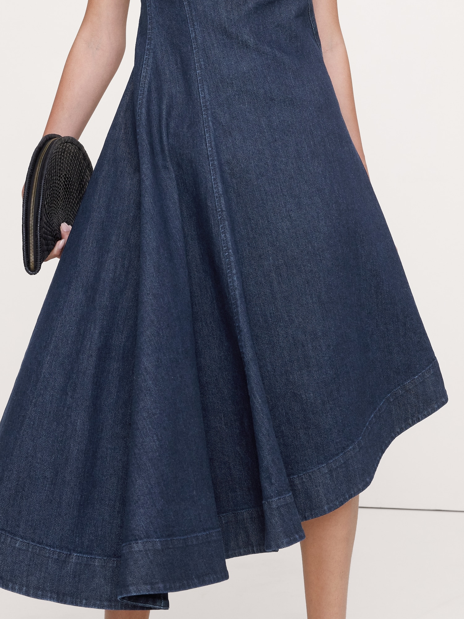 L'image numéro 3 présente Robe mi-longue asymétrique en denim
