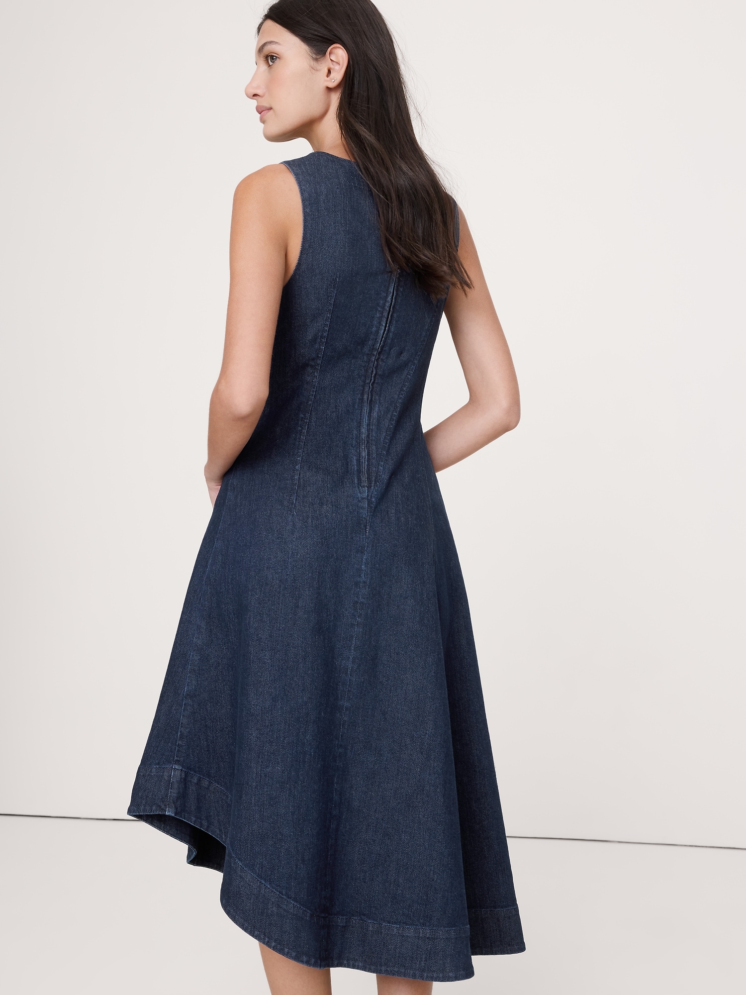 L'image numéro 2 présente Robe mi-longue asymétrique en denim