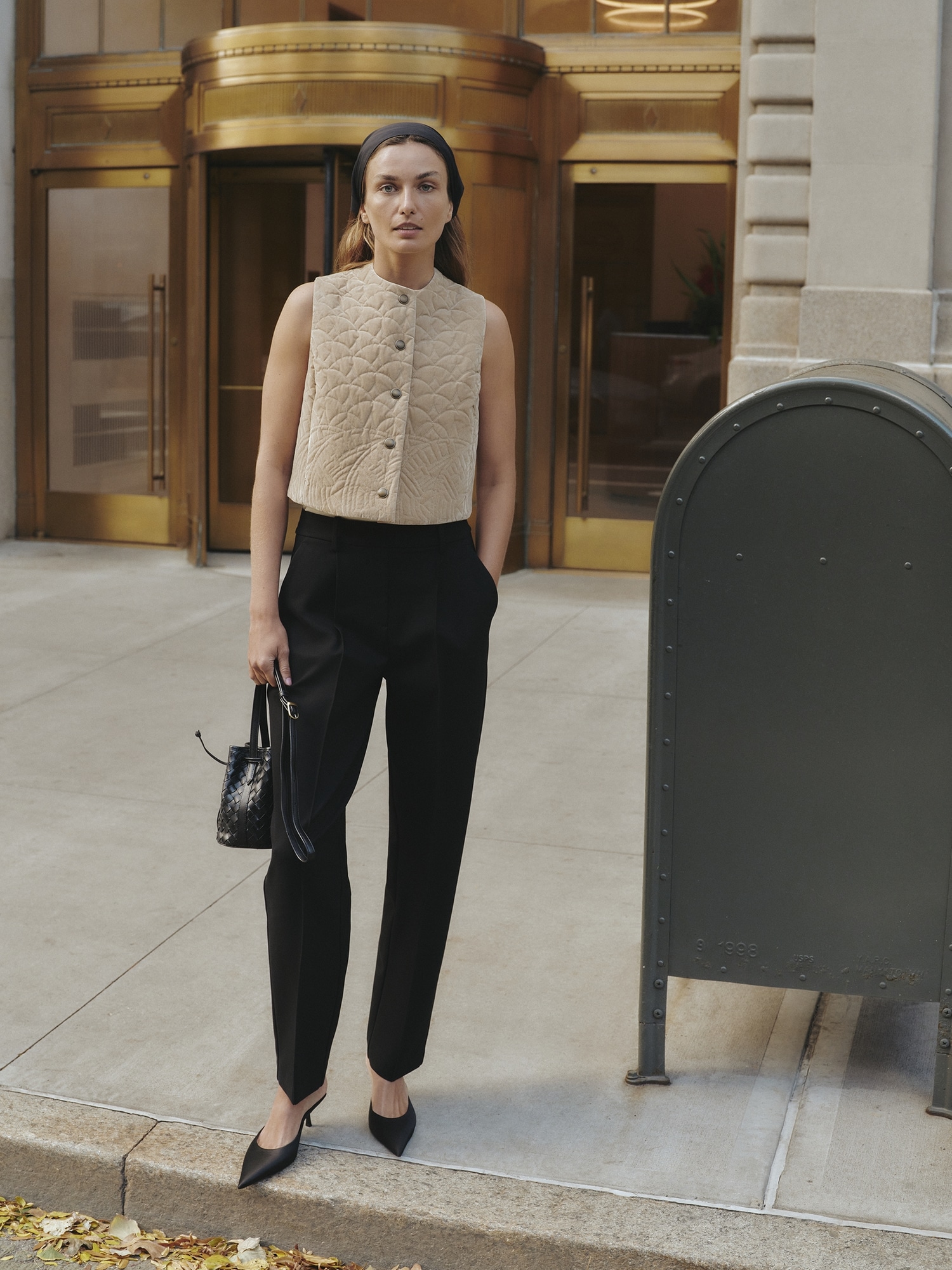 L'image numéro 6 présente Pantalon à taille haute extensible, jambe fuselée, en tricot point de Rome fluide