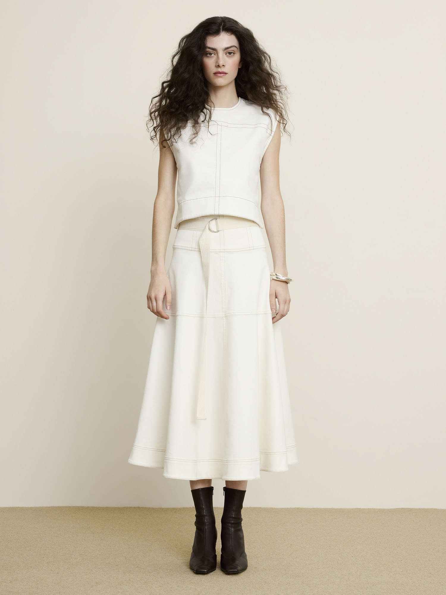 L'image numéro 2 présente Jupe longue en denim à ceinture