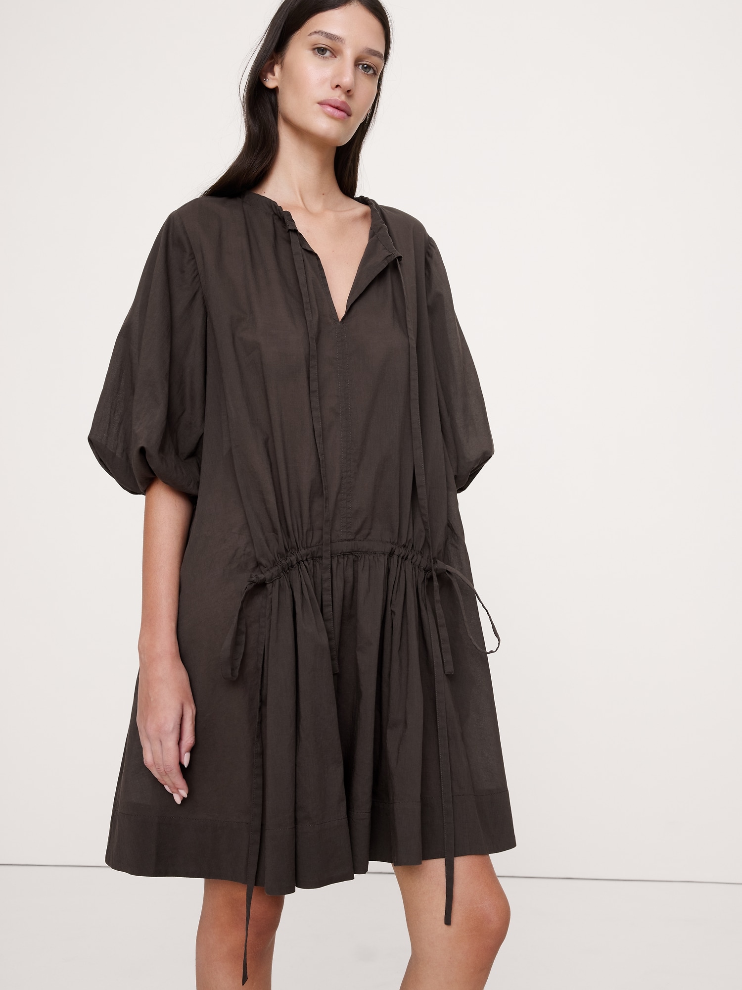 L'image numéro 4 présente Robe courte en coton léger