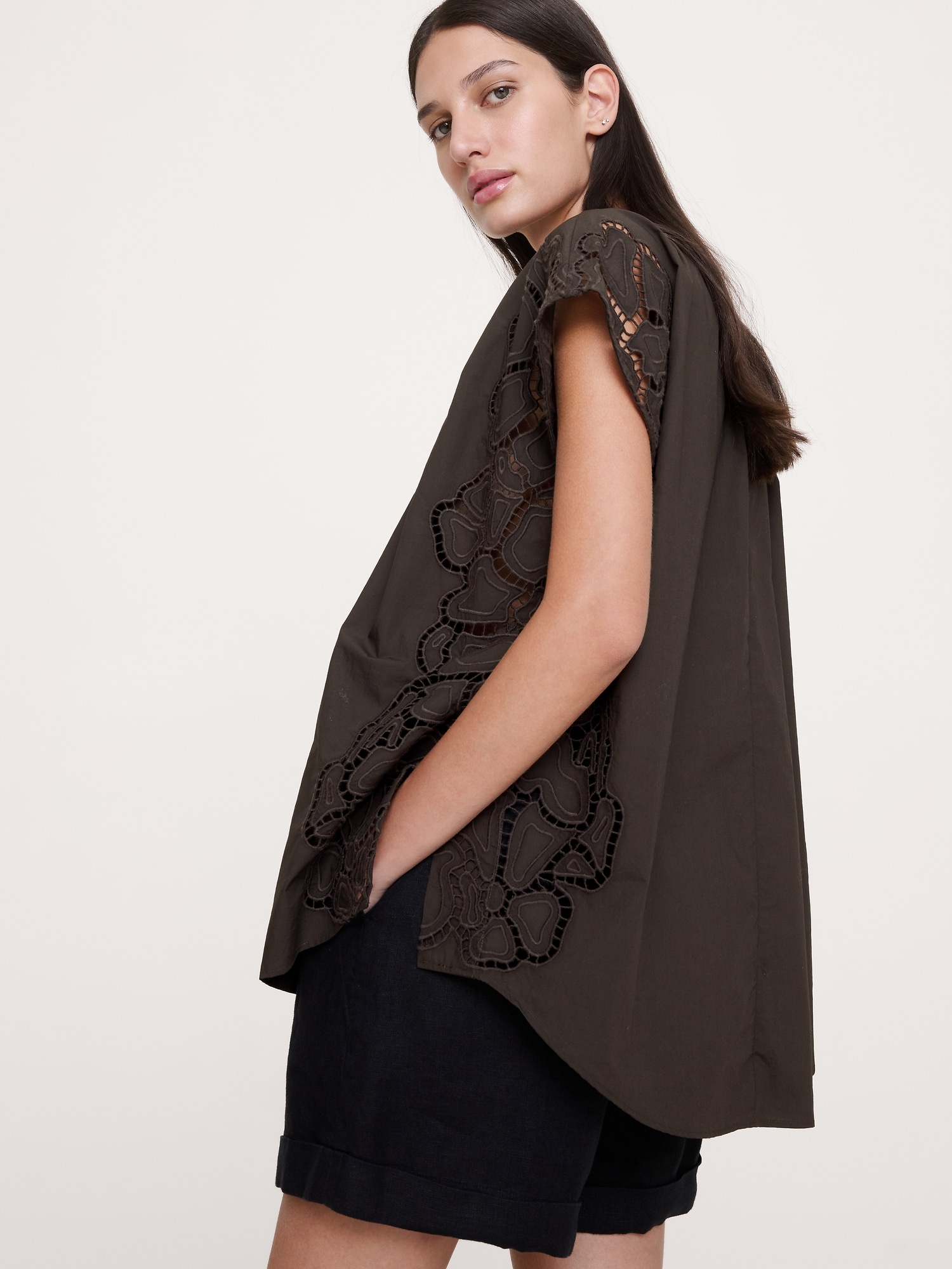 L'image numéro 3 présente Tunique à encolure crantée en popeline de coton brodée