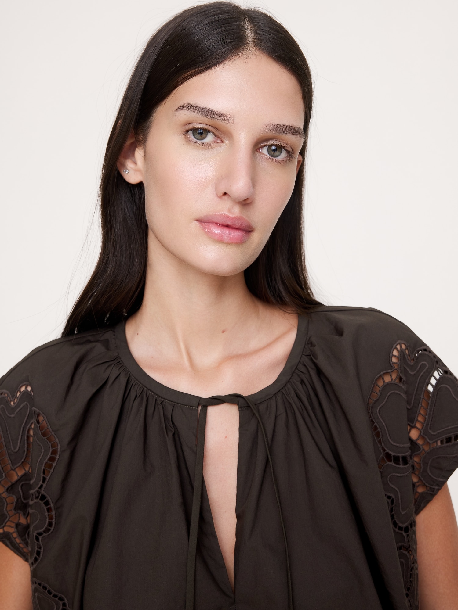 L'image numéro 4 présente Tunique à encolure crantée en popeline de coton brodée