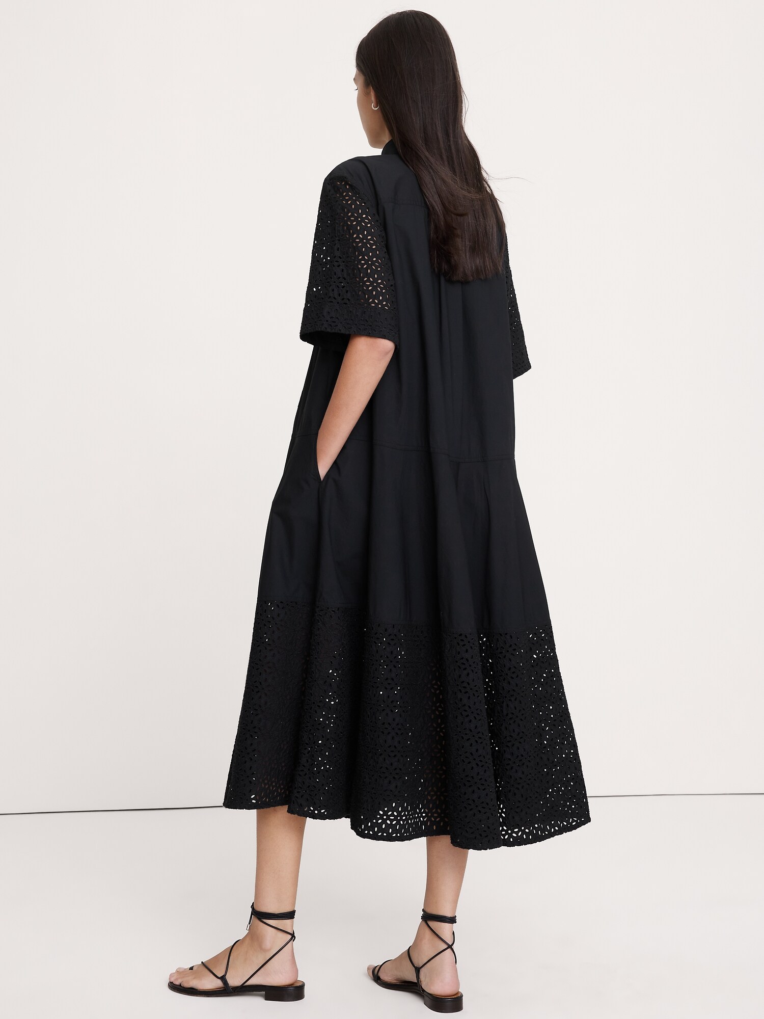 L'image numéro 3 présente Robe-chemisier trapèze longue ajourée