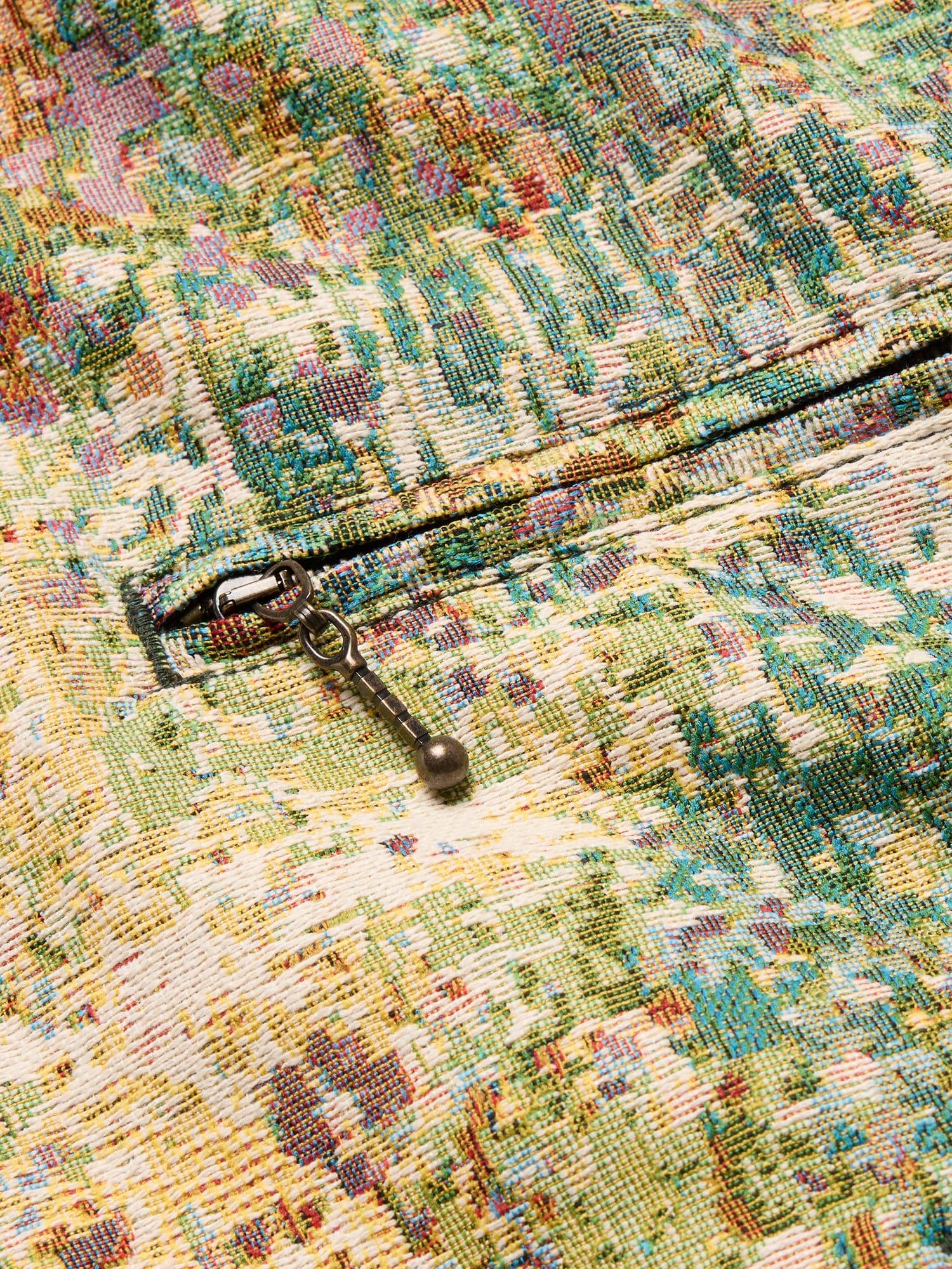 L'image numéro 7 présente Blouson d’aviateur en jacquard fleuri