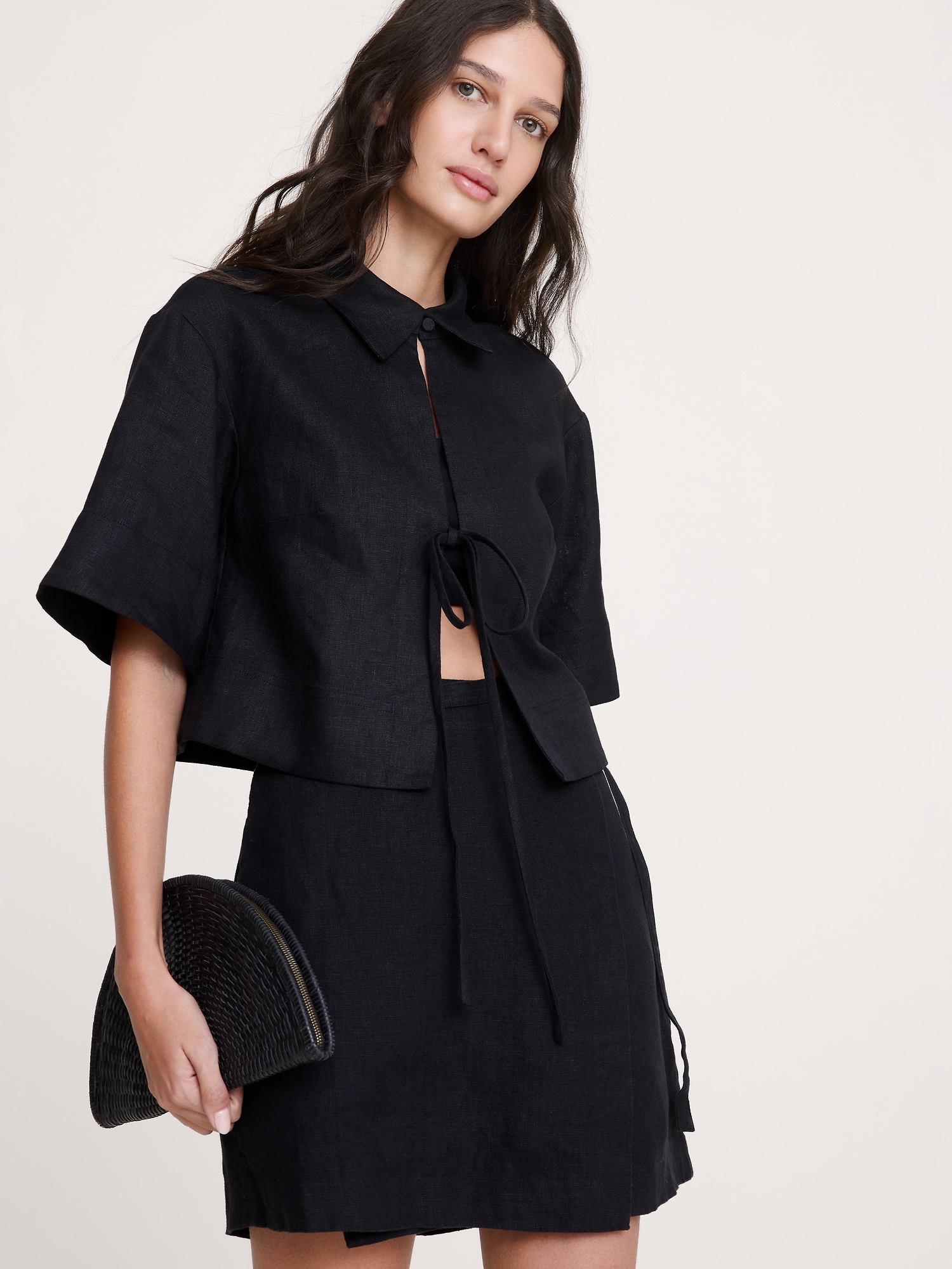 CHEMISIER COURT EN LIN NOUÉ SUR LE DEVANT