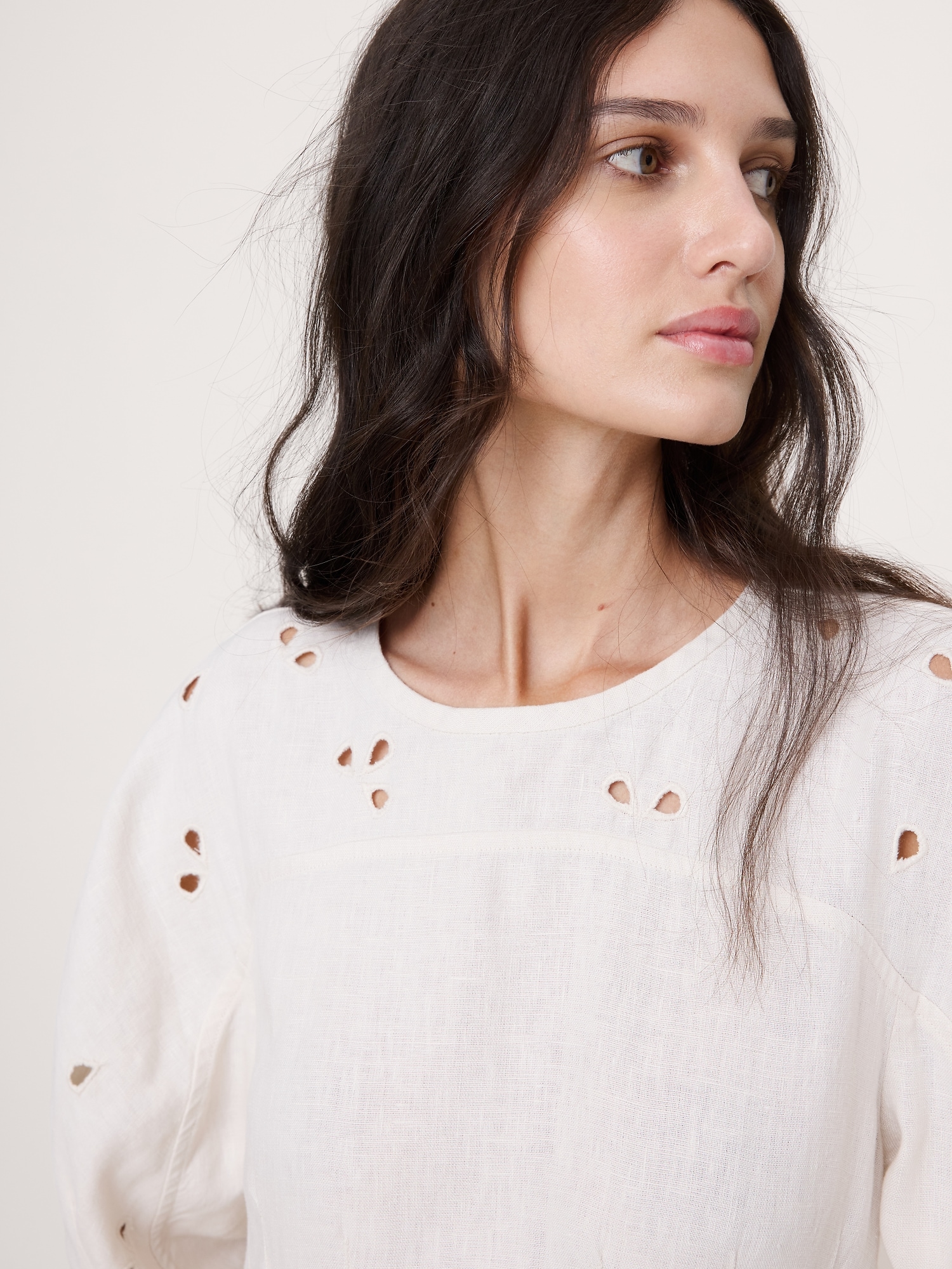 L'image numéro 4 présente Robe courte en lin à broderie anglaise