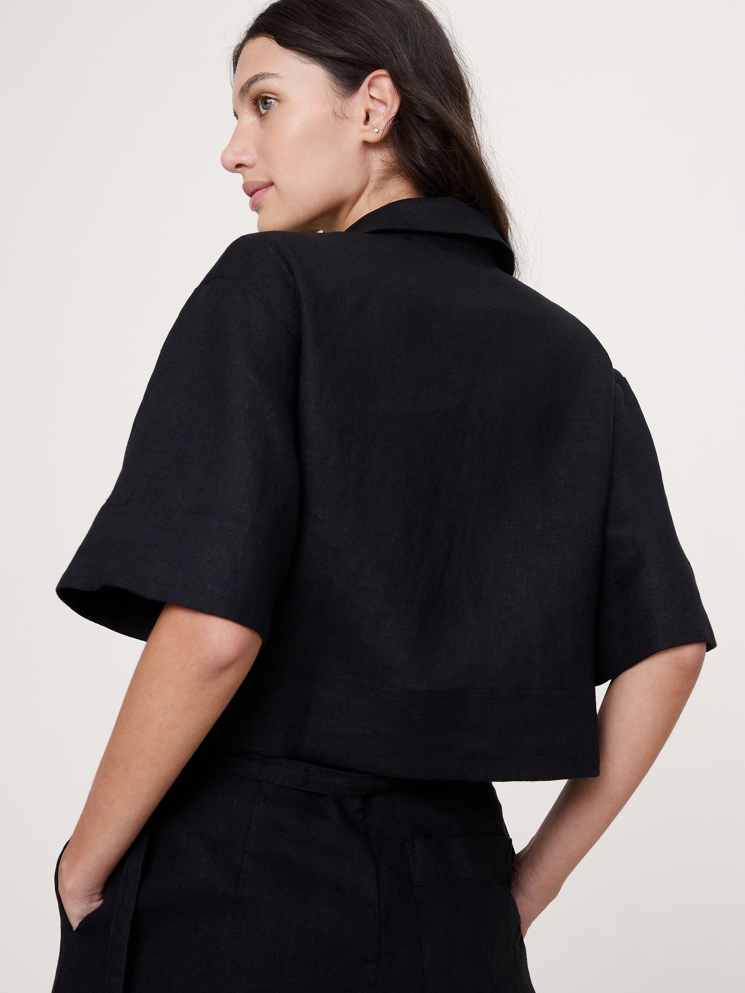 L'image numéro 2 présente Chemisier court en lin noué sur le devant