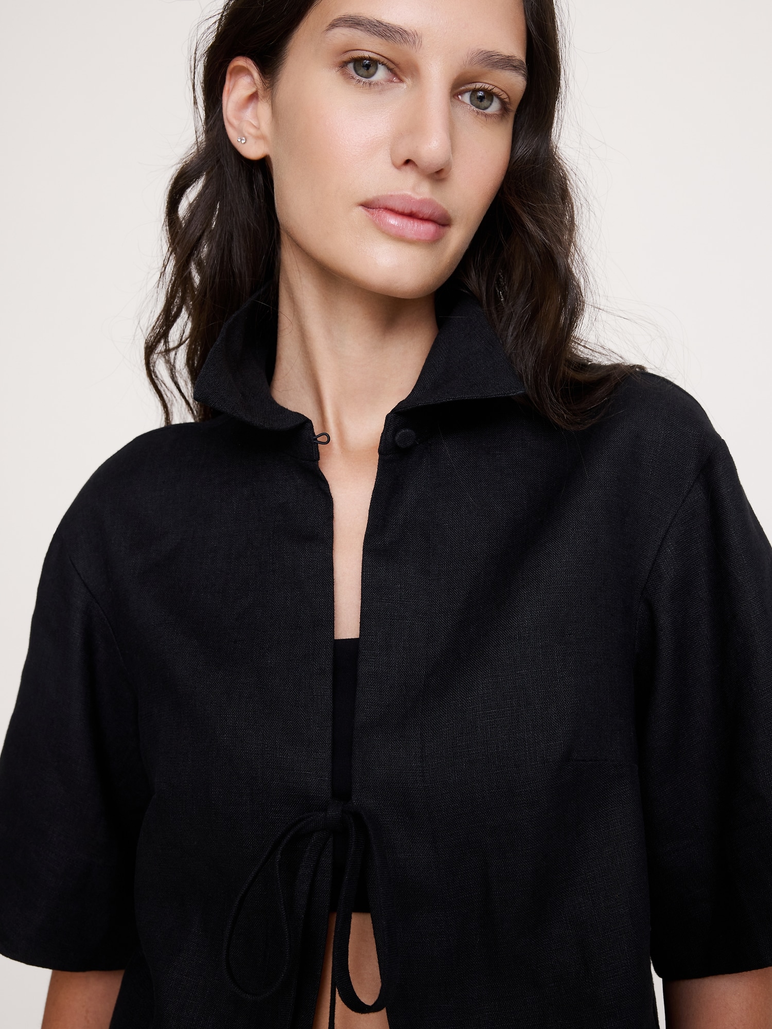 L'image numéro 3 présente Chemisier court en lin noué sur le devant