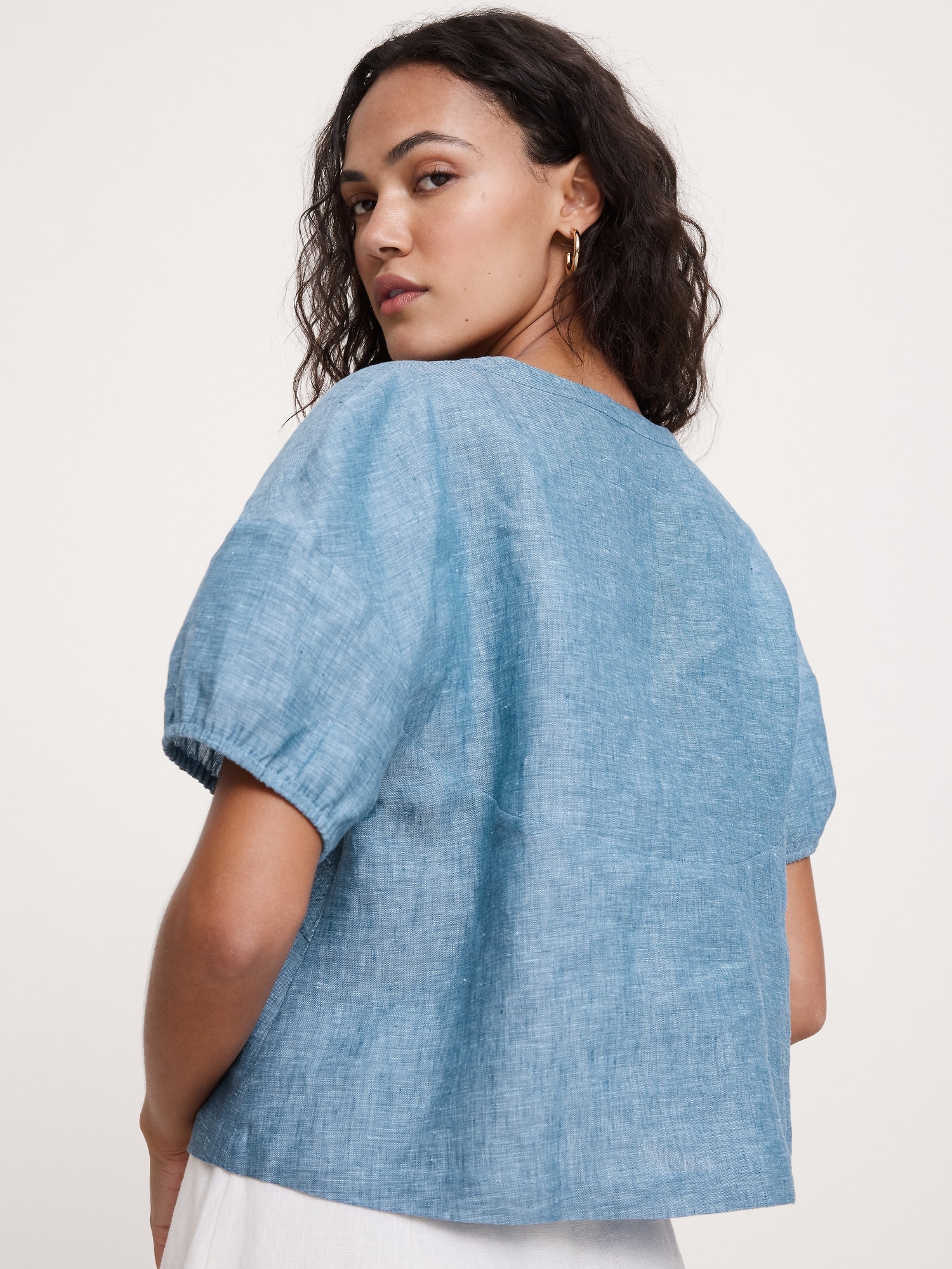 L'image numéro 4 présente Haut à encolure en V à nouer à l’avant en lin