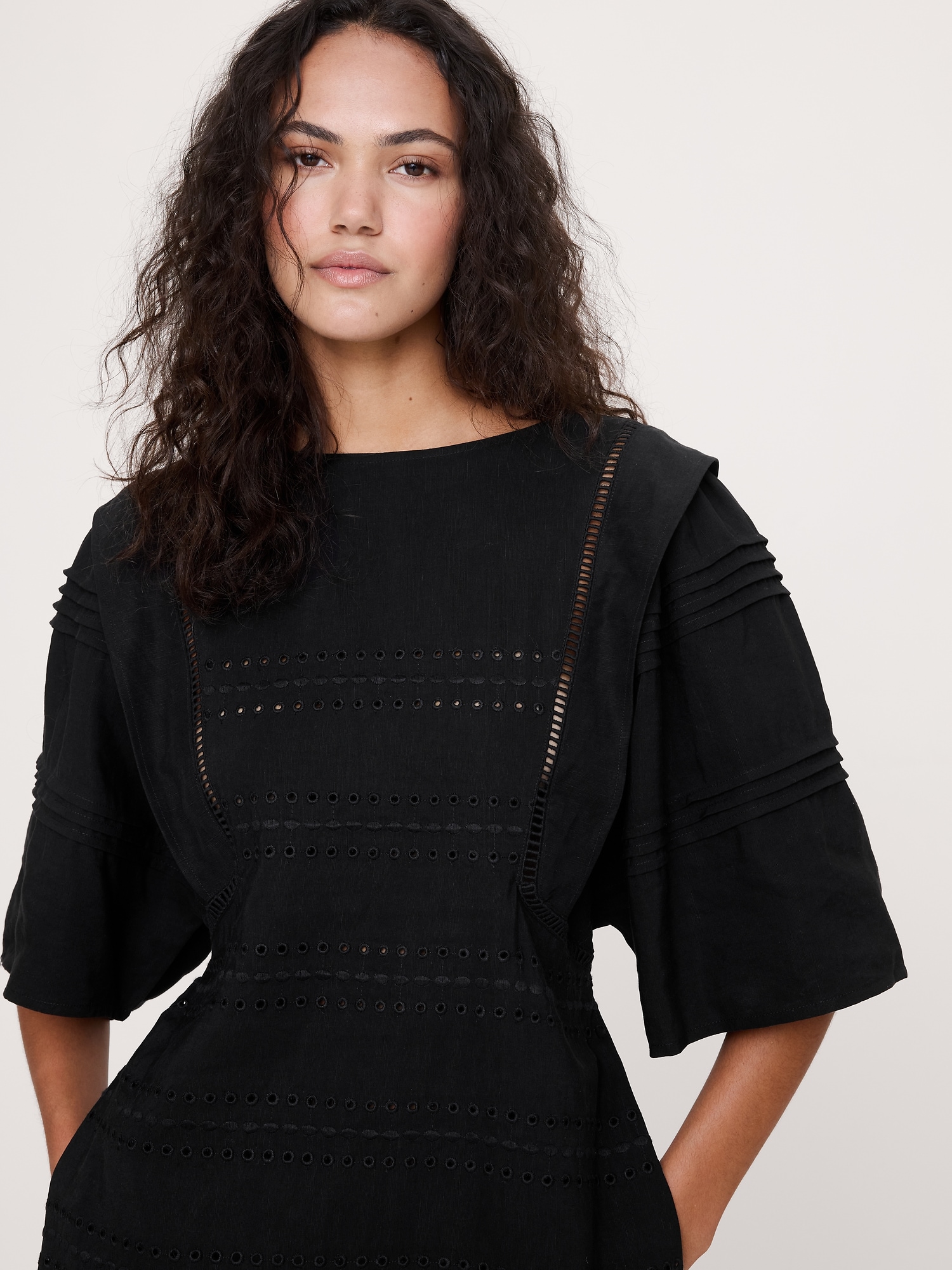 L'image numéro 4 présente Robe courte à broderie anglaise en lin et lyocell Tencel™