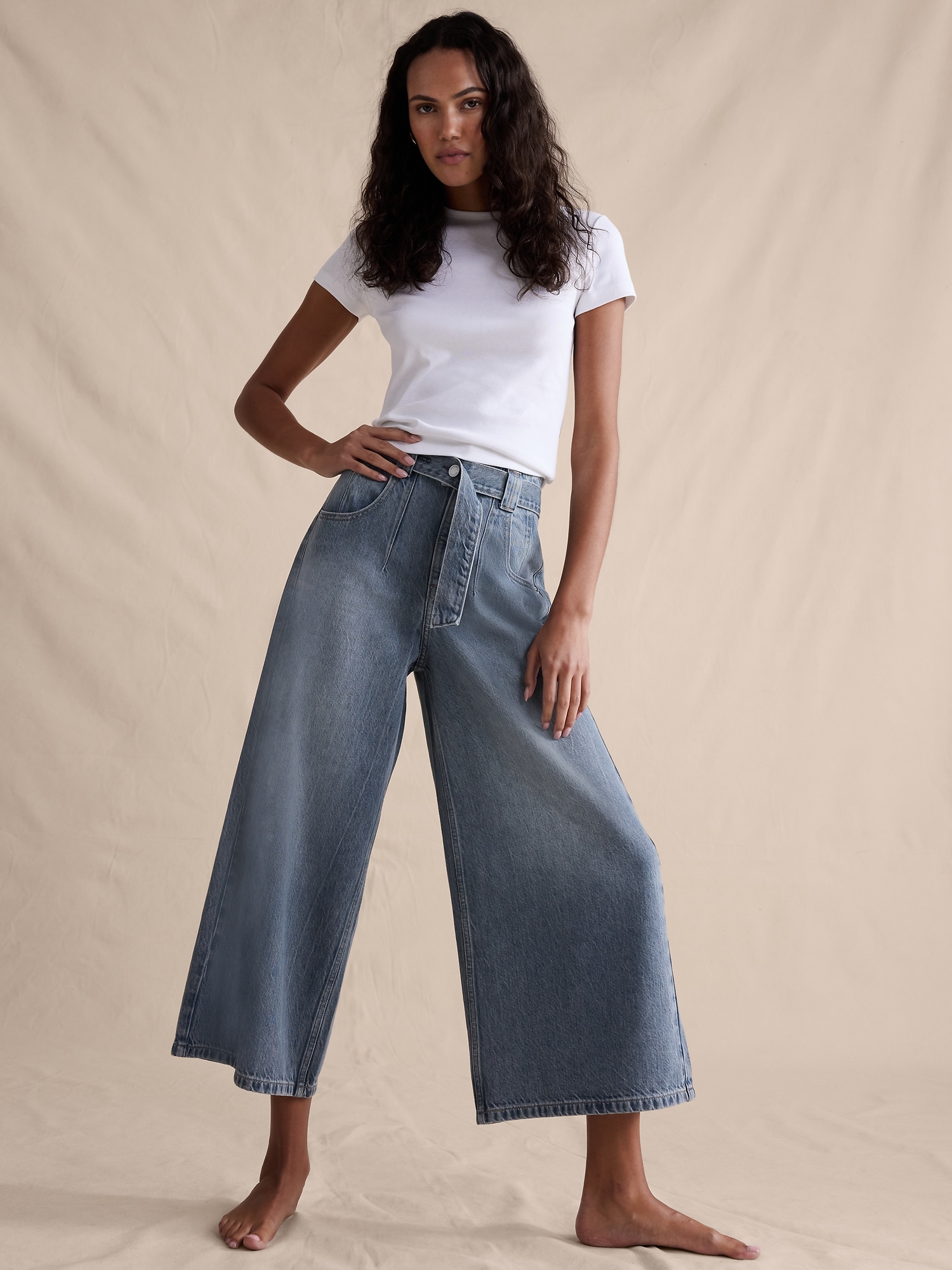 L'image numéro 4 présente Jupe-culotte légère en denim à taille très haute