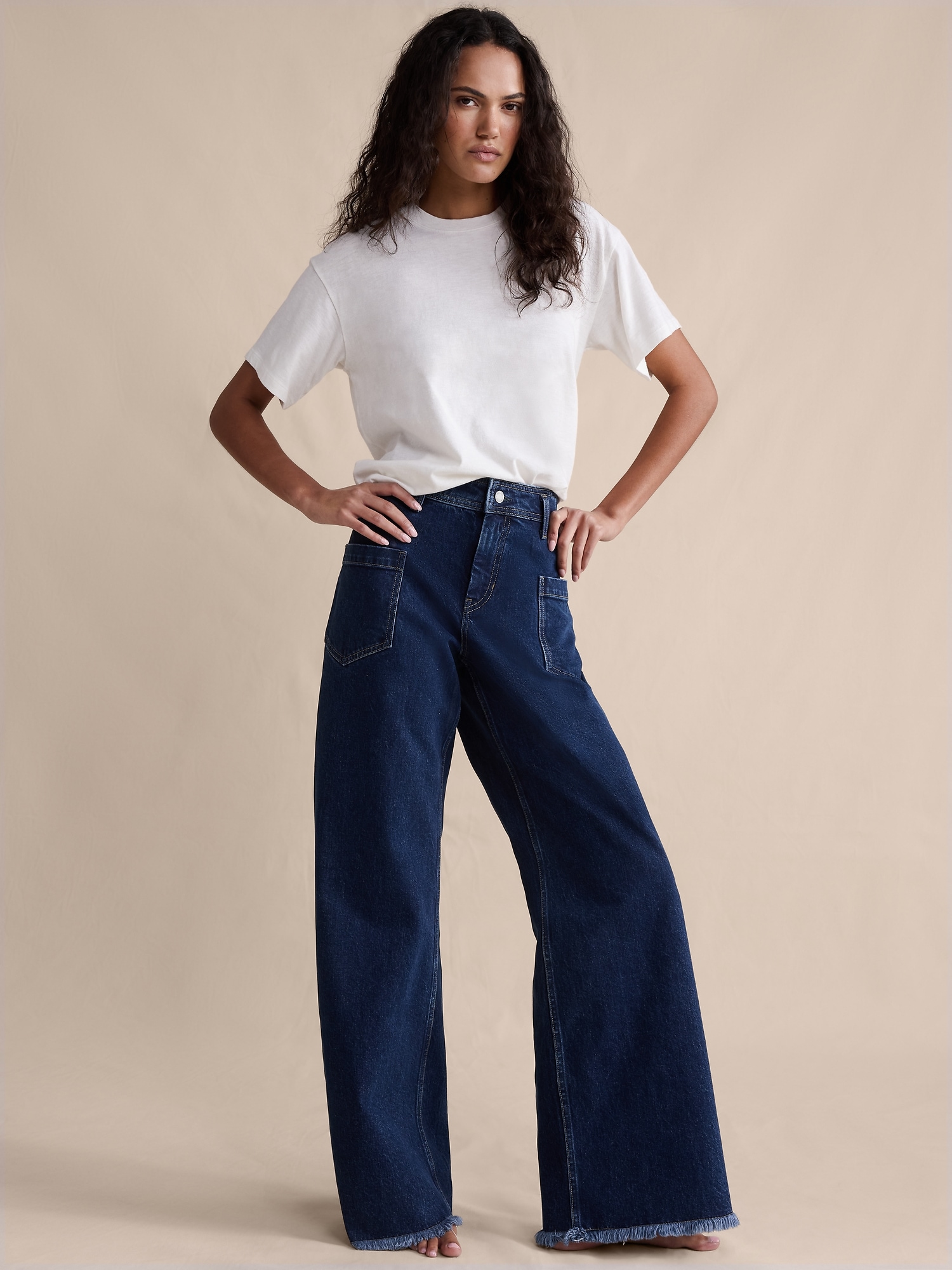 L'image numéro 6 présente Jean à taille mi-basse, jambe large et ourlet brut en tissu effet marbré