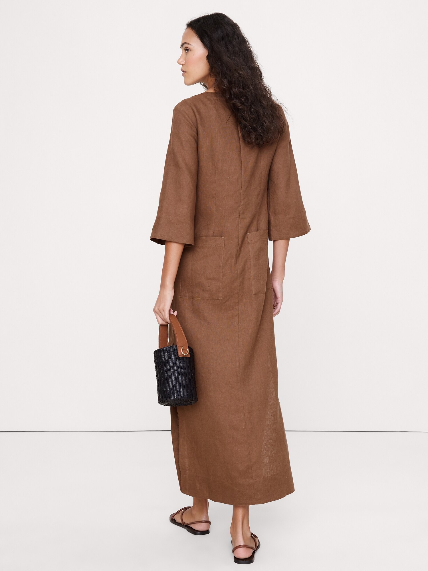 L'image numéro 3 présente Robe longue en lin à encolure dégagée