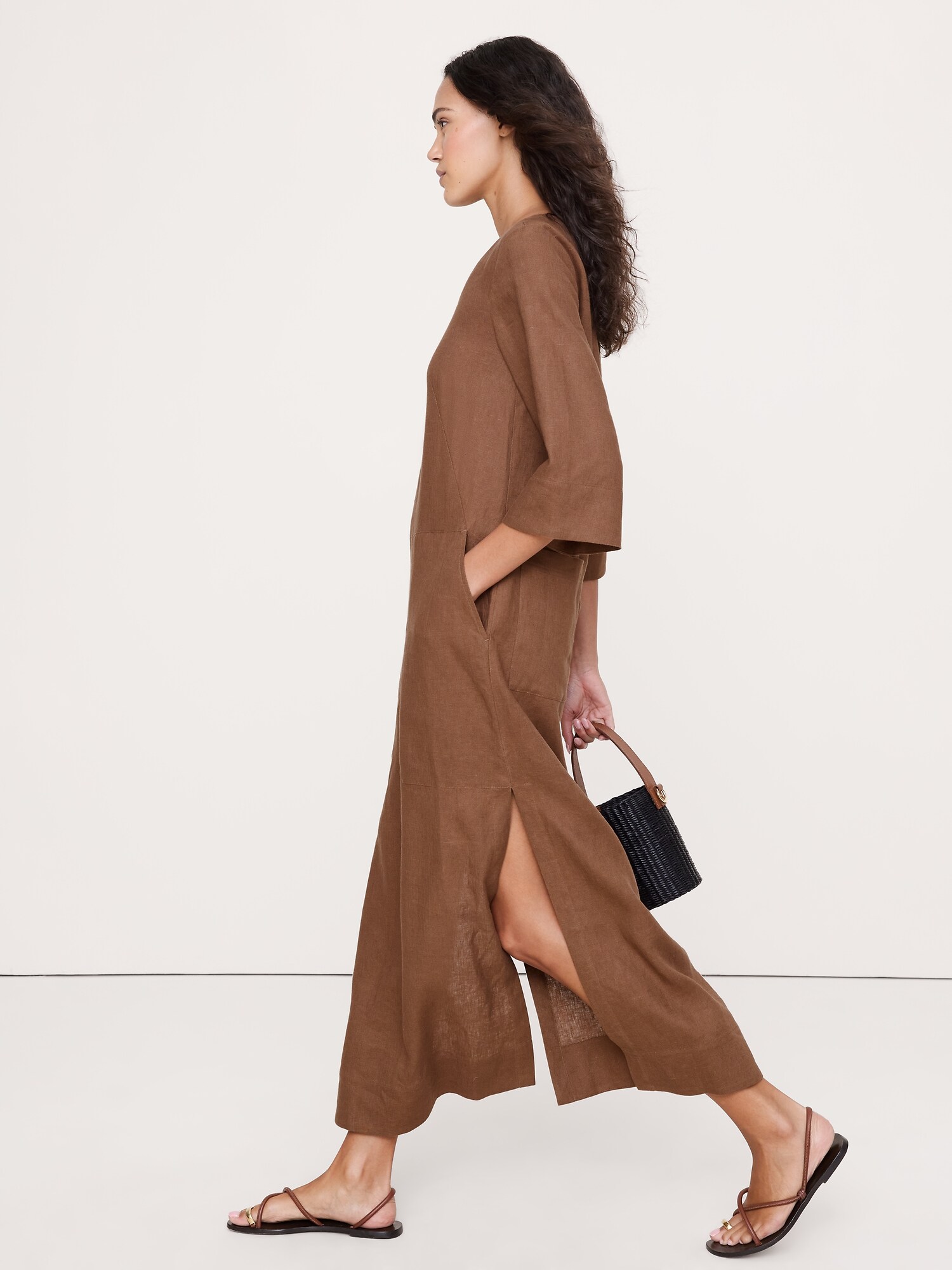 L'image numéro 4 présente Robe longue en lin à encolure dégagée