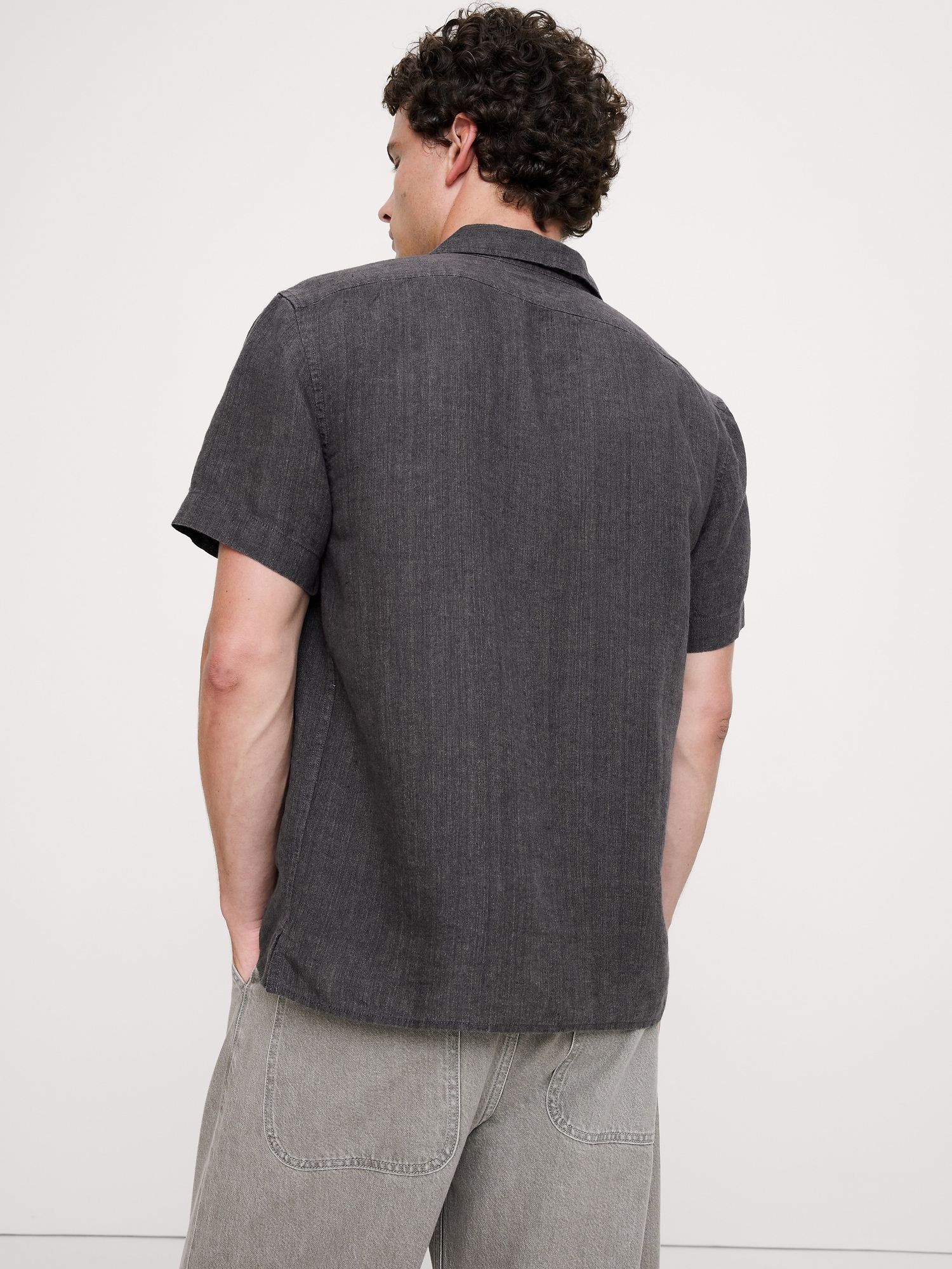 L'image numéro 2 présente Chemise de vacances à coupe standard en lin