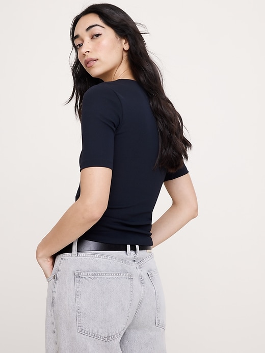 L'image numéro 2 présente Haut extensible à effet sculptant à encolure carrée