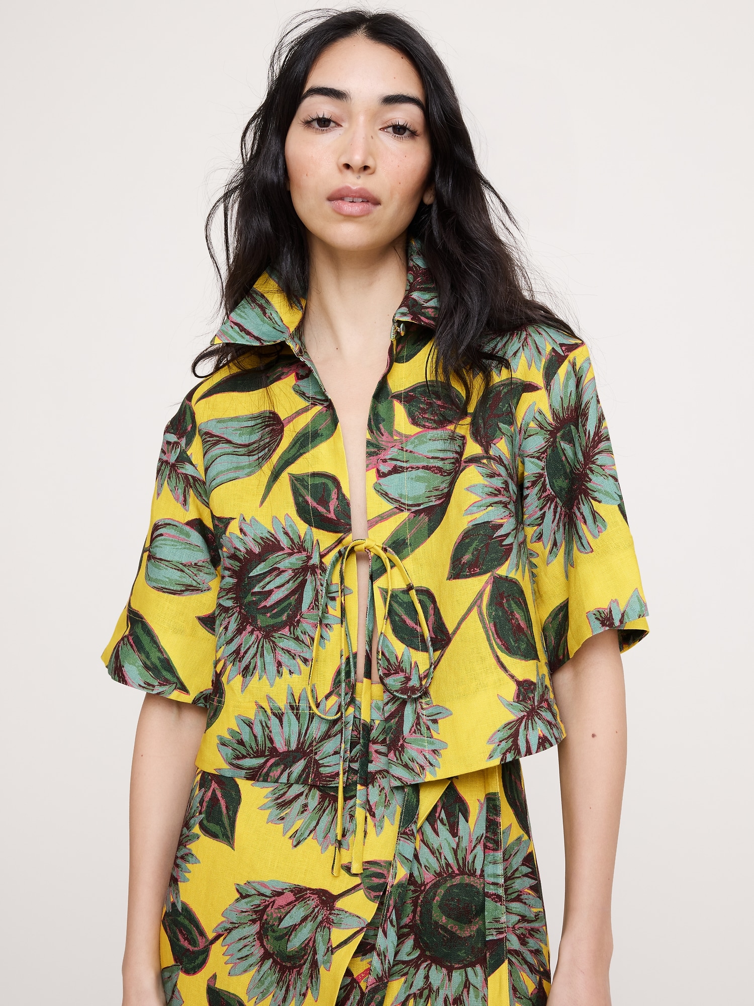 CHEMISIER COURT EN LIN NOUÉ SUR LE DEVANT